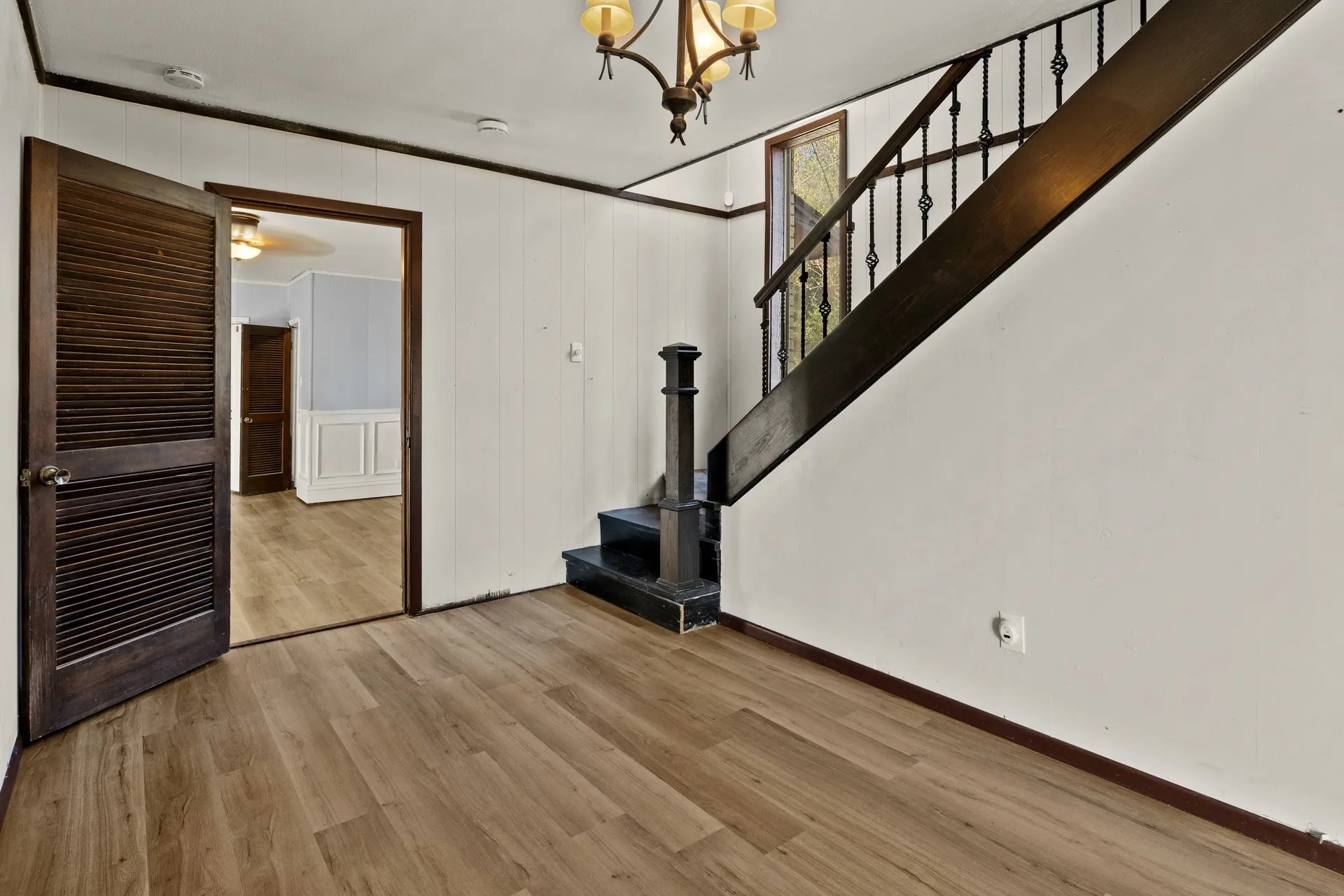 Single Family Residence For Sale in Red River (TX) County , 600 W 12th Street, Clarksville, Texas 75426, 4 Bedroom, 2 Bathroom, Garage spaces, 1,782 Sqft, built in 1977, mls#21404861, Real Estate Agent in Clarksville, Homes For Sale in Red River (TX) county, Homes For Sale in Clarksville, Realtor in Clarksville Texas, Real Estate Brokerage Independent Realty Texas, Luminita Cordes Realtor