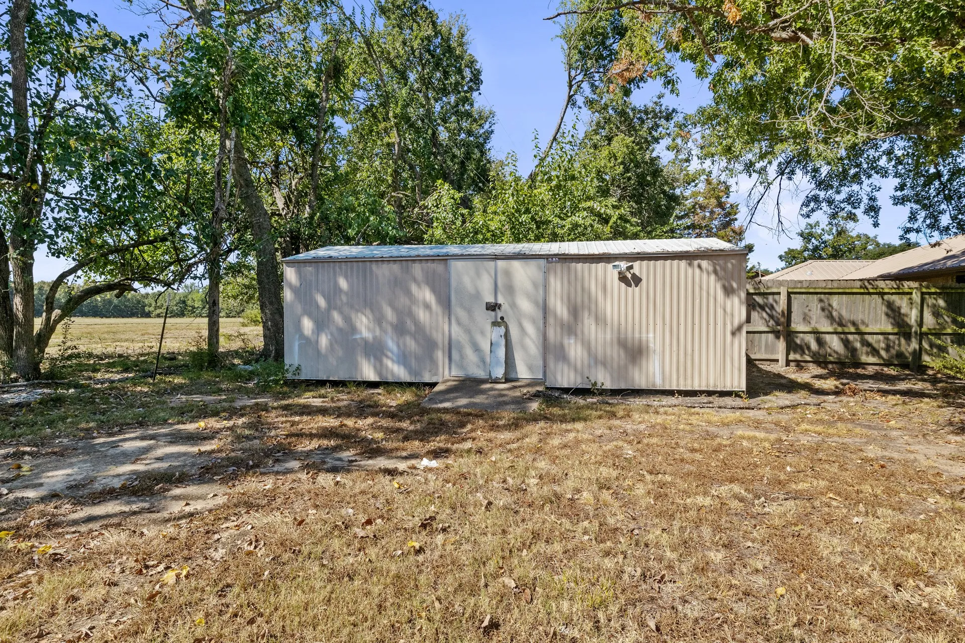 Single Family Residence For Sale in Red River (TX) County , 600 W 12th Street, Clarksville, Texas 75426, 4 Bedroom, 2 Bathroom, Garage spaces, 1,782 Sqft, built in 1977, mls#21404861, Real Estate Agent in Clarksville, Homes For Sale in Red River (TX) county, Homes For Sale in Clarksville, Realtor in Clarksville Texas, Real Estate Brokerage Independent Realty Texas, Luminita Cordes Realtor
