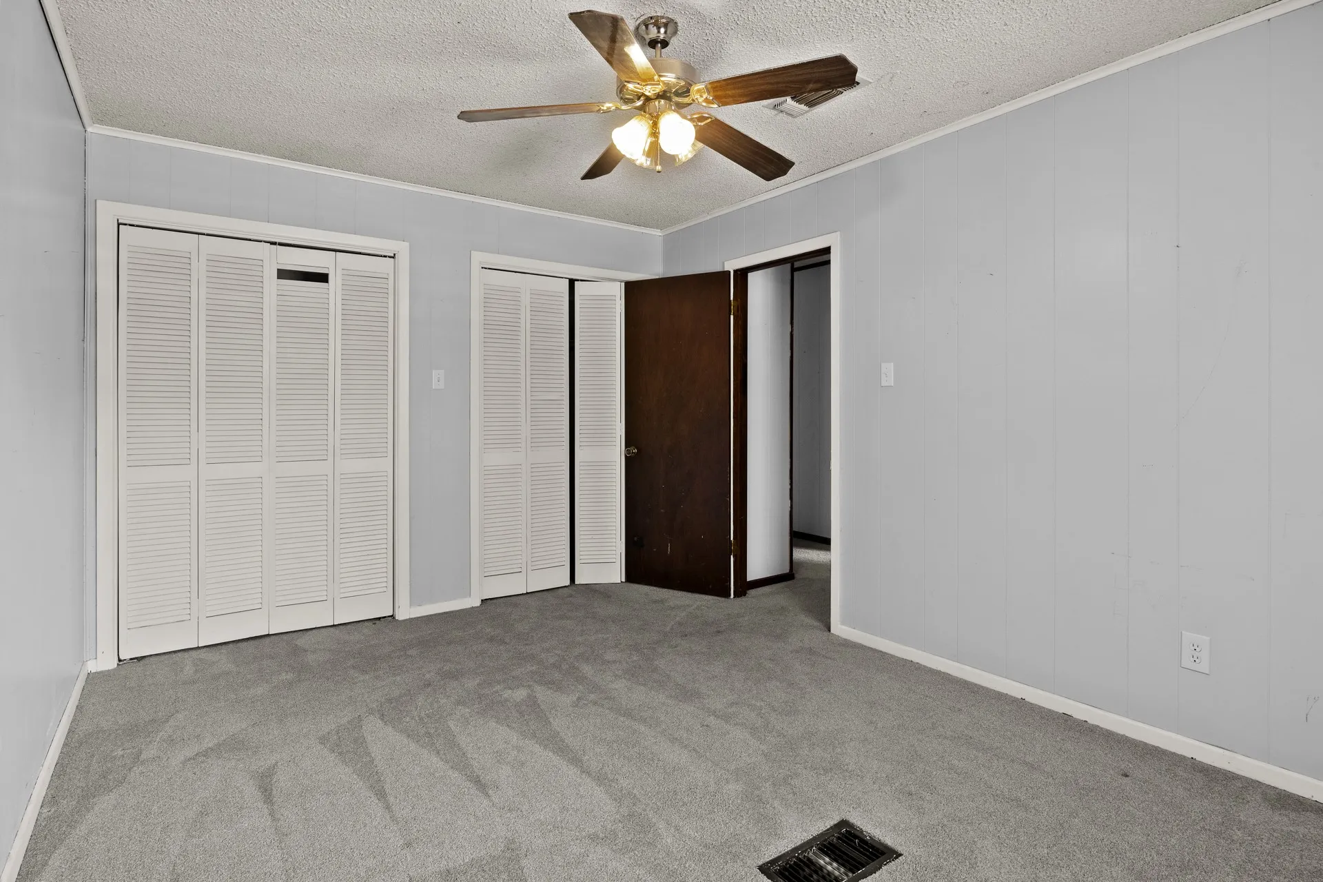 Single Family Residence For Sale in Red River (TX) County , 600 W 12th Street, Clarksville, Texas 75426, 4 Bedroom, 2 Bathroom, Garage spaces, 1,782 Sqft, built in 1977, mls#21404861, Real Estate Agent in Clarksville, Homes For Sale in Red River (TX) county, Homes For Sale in Clarksville, Realtor in Clarksville Texas, Real Estate Brokerage Independent Realty Texas, Luminita Cordes Realtor