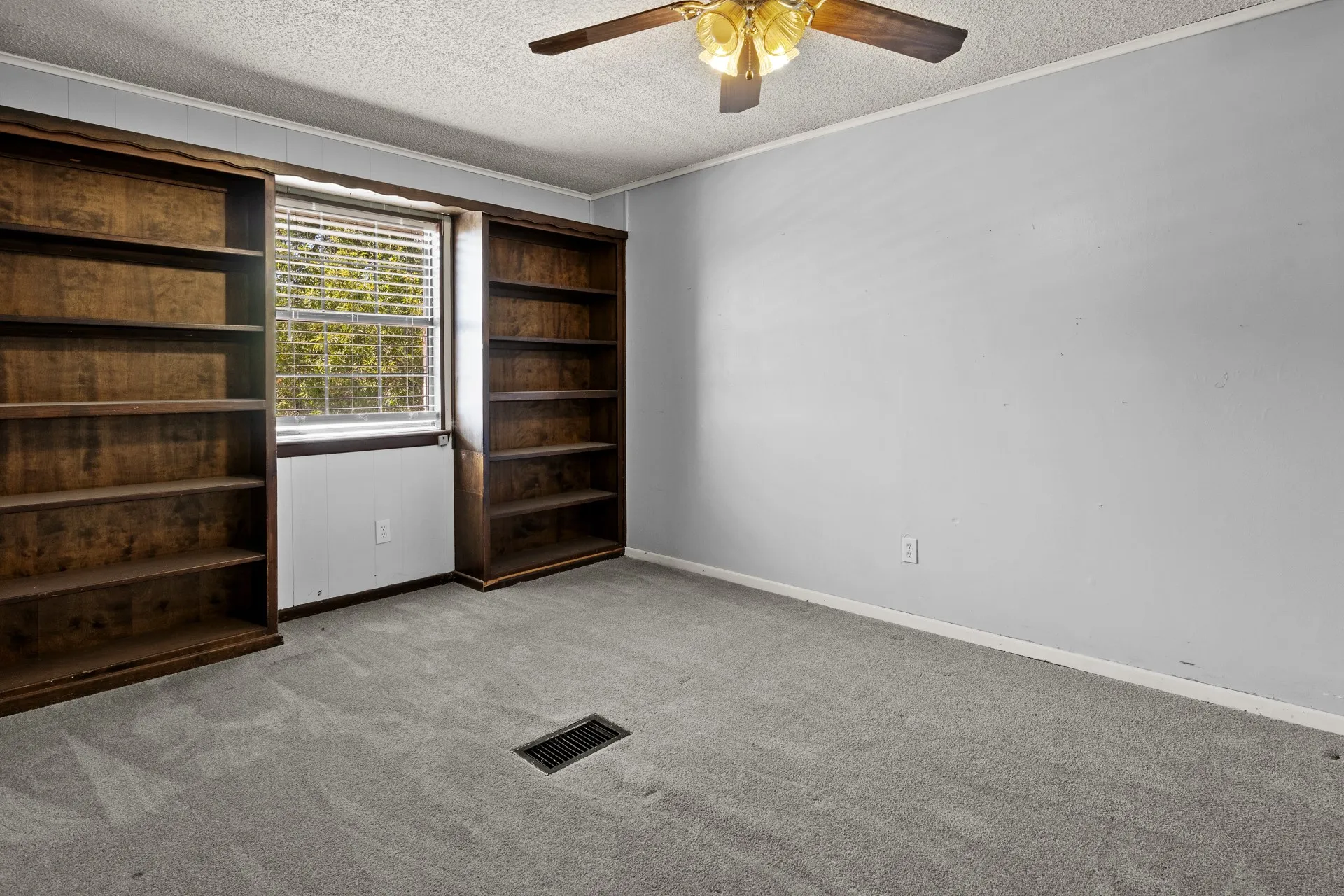Single Family Residence For Sale in Red River (TX) County , 600 W 12th Street, Clarksville, Texas 75426, 4 Bedroom, 2 Bathroom, Garage spaces, 1,782 Sqft, built in 1977, mls#21404861, Real Estate Agent in Clarksville, Homes For Sale in Red River (TX) county, Homes For Sale in Clarksville, Realtor in Clarksville Texas, Real Estate Brokerage Independent Realty Texas, Luminita Cordes Realtor