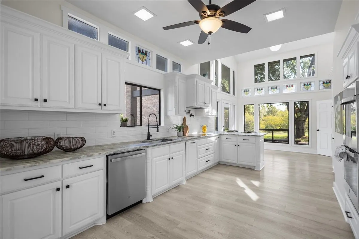 Single Family Residence For Sale in Smith County , 12032 C R 461, Lindale, Texas 75771, 4 Bedroom, 3 Bathroom, 2 Garage spaces, 3,450 Sqft, built in 1980, mls#21404889, Real Estate Agent in Lindale, Homes For Sale in Smith county, Homes For Sale in Lindale, Realtor in Lindale Texas, Real Estate Brokerage Independent Realty Texas, Luminita Cordes Realtor