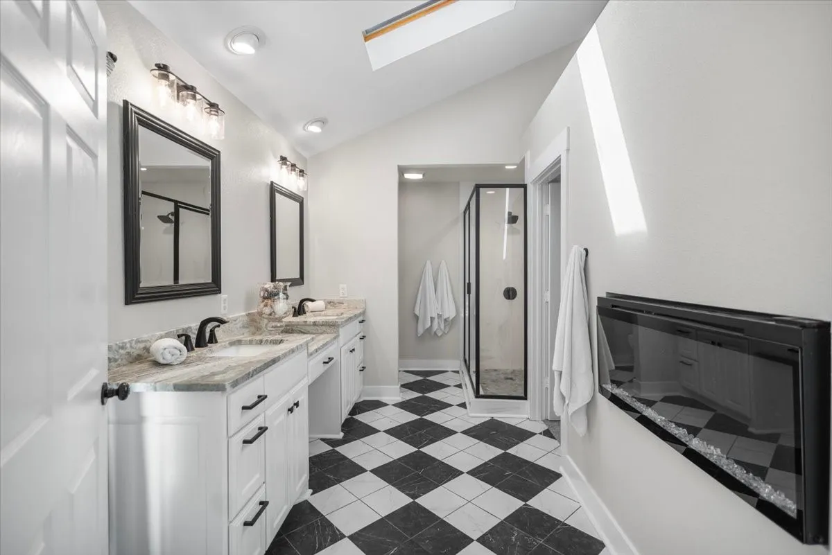 Single Family Residence For Sale in Smith County , 12032 C R 461, Lindale, Texas 75771, 4 Bedroom, 3 Bathroom, 2 Garage spaces, 3,450 Sqft, built in 1980, mls#21404889, Real Estate Agent in Lindale, Homes For Sale in Smith county, Homes For Sale in Lindale, Realtor in Lindale Texas, Real Estate Brokerage Independent Realty Texas, Luminita Cordes Realtor