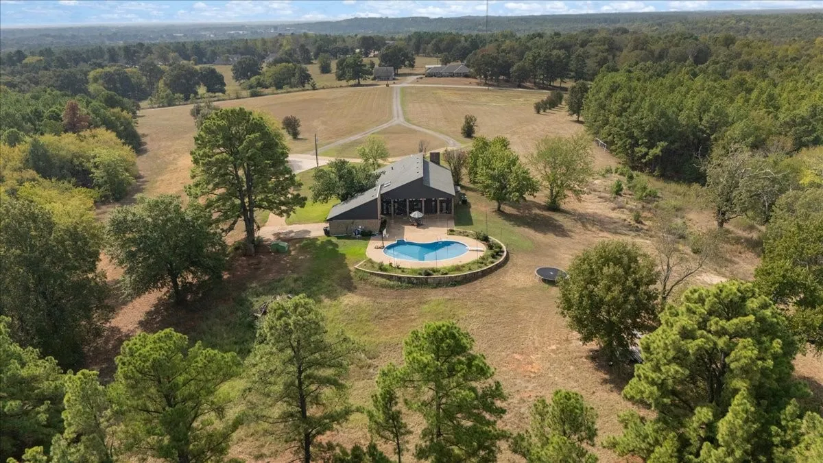 Single Family Residence For Sale in Smith County , 12032 C R 461, Lindale, Texas 75771, 4 Bedroom, 3 Bathroom, 2 Garage spaces, 3,450 Sqft, built in 1980, mls#21404889, Real Estate Agent in Lindale, Homes For Sale in Smith county, Homes For Sale in Lindale, Realtor in Lindale Texas, Real Estate Brokerage Independent Realty Texas, Luminita Cordes Realtor