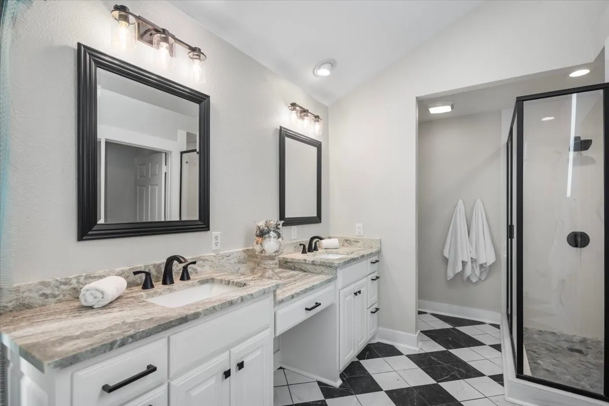 Single Family Residence For Sale in Smith County , 12032 C R 461, Lindale, Texas 75771, 4 Bedroom, 3 Bathroom, 2 Garage spaces, 3,450 Sqft, built in 1980, mls#21404889, Real Estate Agent in Lindale, Homes For Sale in Smith county, Homes For Sale in Lindale, Realtor in Lindale Texas, Real Estate Brokerage Independent Realty Texas, Luminita Cordes Realtor
