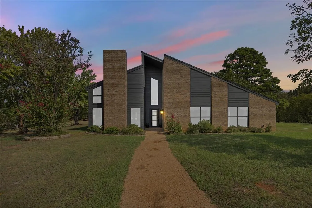 Single Family Residence For Sale in Smith County , 12032 C R 461, Lindale, Texas 75771, 4 Bedroom, 3 Bathroom, 2 Garage spaces, 3,450 Sqft, built in 1980, mls#21404889, Real Estate Agent in Lindale, Homes For Sale in Smith county, Homes For Sale in Lindale, Realtor in Lindale Texas, Real Estate Brokerage Independent Realty Texas, Luminita Cordes Realtor