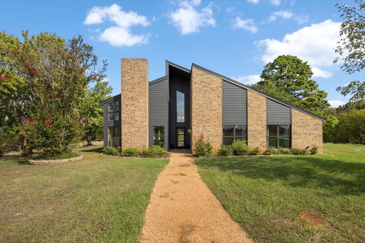 Single Family Residence For Sale in Smith County , 12032 C R 461, Lindale, Texas 75771, 4 Bedroom, 3 Bathroom, 2 Garage spaces, 3,450 Sqft, built in 1980, mls#21404889, Real Estate Agent in Lindale, Homes For Sale in Smith county, Homes For Sale in Lindale, Realtor in Lindale Texas, Real Estate Brokerage Independent Realty Texas, Luminita Cordes Realtor
