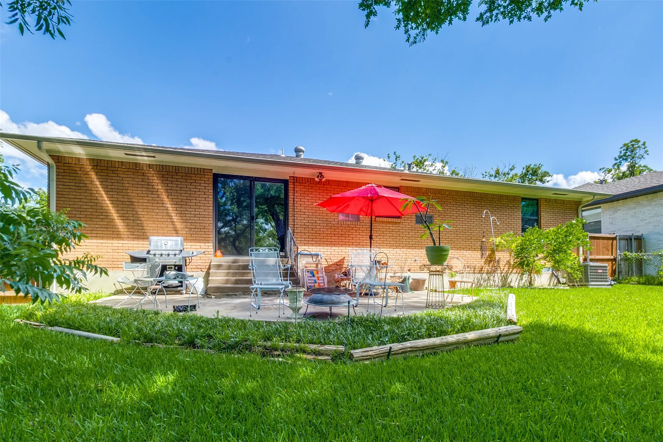 Single Family Residence For Sale in Dallas County , 8125 Hunnicut Road, Dallas, Texas 75228, 2 Bedroom, 2 Bathroom, 2 Garage spaces, 1,462 Sqft, built in 1959, mls#21404941, Real Estate Agent in Dallas, Homes For Sale in Dallas county, Homes For Sale in Dallas, Realtor in Dallas Texas, Real Estate Brokerage Independent Realty Texas, Luminita Cordes Realtor