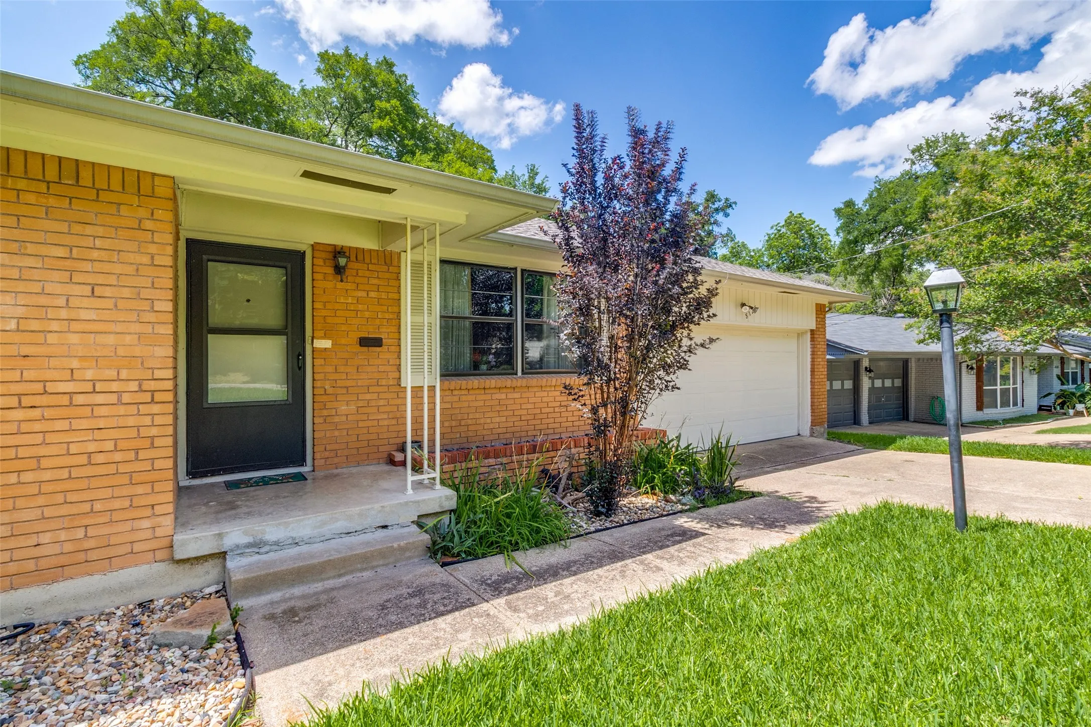 Single Family Residence For Sale in Dallas County , 8125 Hunnicut Road, Dallas, Texas 75228, 2 Bedroom, 2 Bathroom, 2 Garage spaces, 1,462 Sqft, built in 1959, mls#21404941, Real Estate Agent in Dallas, Homes For Sale in Dallas county, Homes For Sale in Dallas, Realtor in Dallas Texas, Real Estate Brokerage Independent Realty Texas, Luminita Cordes Realtor