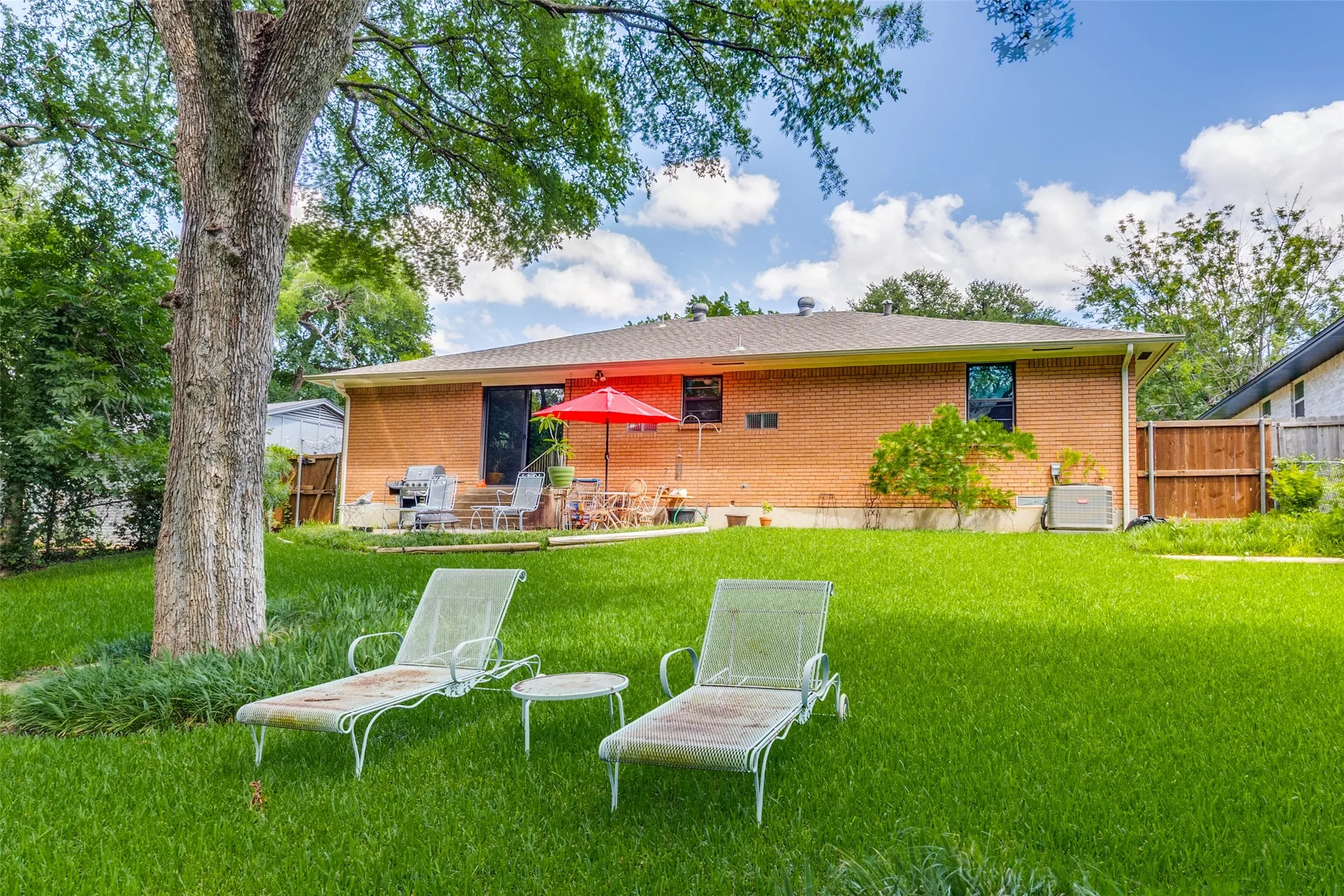 Single Family Residence For Sale in Dallas County , 8125 Hunnicut Road, Dallas, Texas 75228, 2 Bedroom, 2 Bathroom, 2 Garage spaces, 1,462 Sqft, built in 1959, mls#21404941, Real Estate Agent in Dallas, Homes For Sale in Dallas county, Homes For Sale in Dallas, Realtor in Dallas Texas, Real Estate Brokerage Independent Realty Texas, Luminita Cordes Realtor