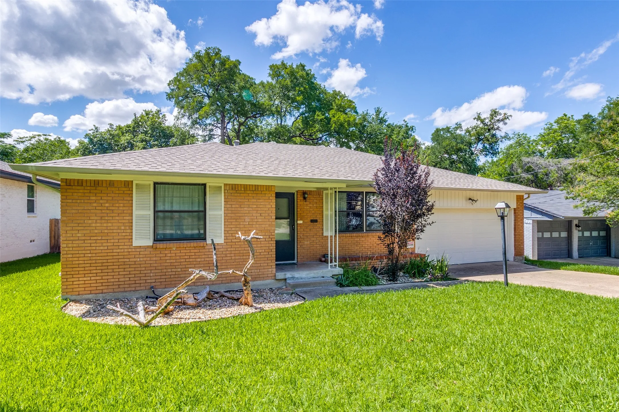 Single Family Residence For Sale in Dallas County , 8125 Hunnicut Road, Dallas, Texas 75228, 2 Bedroom, 2 Bathroom, 2 Garage spaces, 1,462 Sqft, built in 1959, mls#21404941, Real Estate Agent in Dallas, Homes For Sale in Dallas county, Homes For Sale in Dallas, Realtor in Dallas Texas, Real Estate Brokerage Independent Realty Texas, Luminita Cordes Realtor