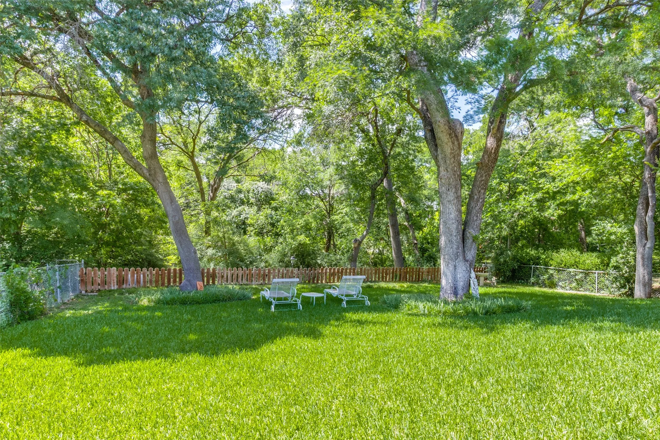 Single Family Residence For Sale in Dallas County , 8125 Hunnicut Road, Dallas, Texas 75228, 2 Bedroom, 2 Bathroom, 2 Garage spaces, 1,462 Sqft, built in 1959, mls#21404941, Real Estate Agent in Dallas, Homes For Sale in Dallas county, Homes For Sale in Dallas, Realtor in Dallas Texas, Real Estate Brokerage Independent Realty Texas, Luminita Cordes Realtor