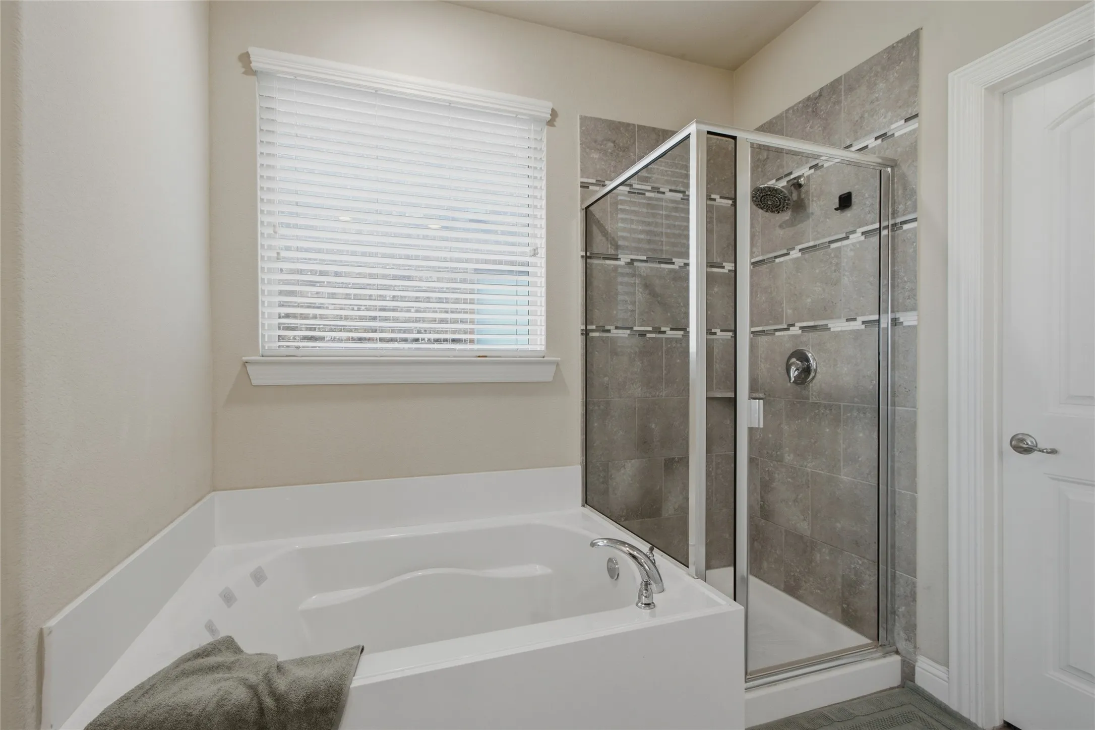 Single Family Residence For Rent in Denton County , 4317 Lakeview Drive, Frisco, Texas 75036, 4 Bedroom, 4 Bathroom, 2 Garage spaces, 2,874 Sqft, built in 2018, mls#21404906, Real Estate Agent in Frisco, Homes For Rent in Denton county, Homes For Rent in Frisco, Realtor in Frisco Texas, Real Estate Brokerage Independent Realty Texas, Luminita Cordes Realtor