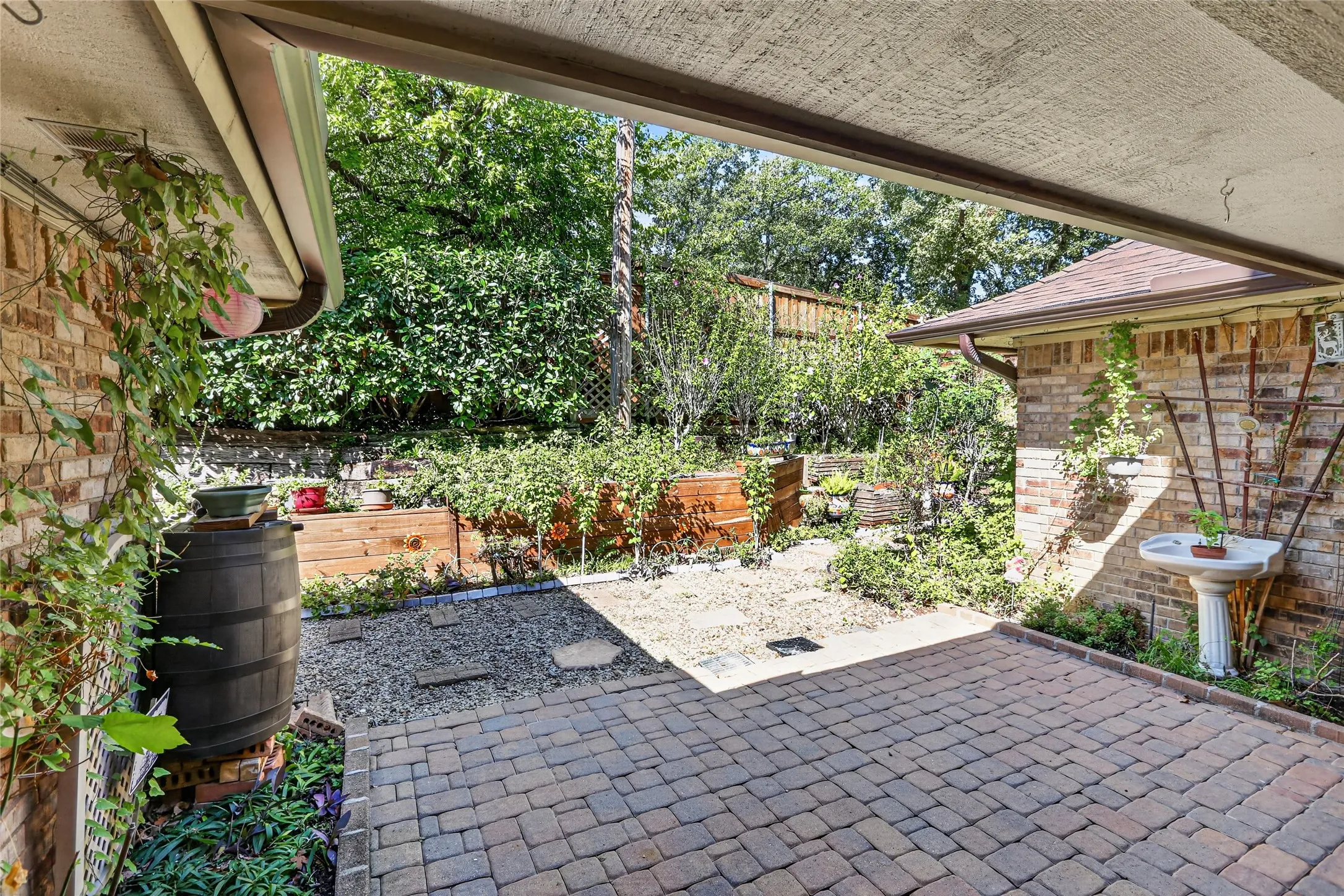 Single Family Residence For Sale in Tarrant County , 3910 Cross Bend Court, Arlington, Texas 76016, 3 Bedroom, 3 Bathroom, 2 Garage spaces, 2,568 Sqft, built in 1985, mls#21404678, Real Estate Agent in Arlington, Homes For Sale in Tarrant county, Homes For Sale in Arlington, Realtor in Arlington Texas, Real Estate Brokerage Independent Realty Texas, Luminita Cordes Realtor