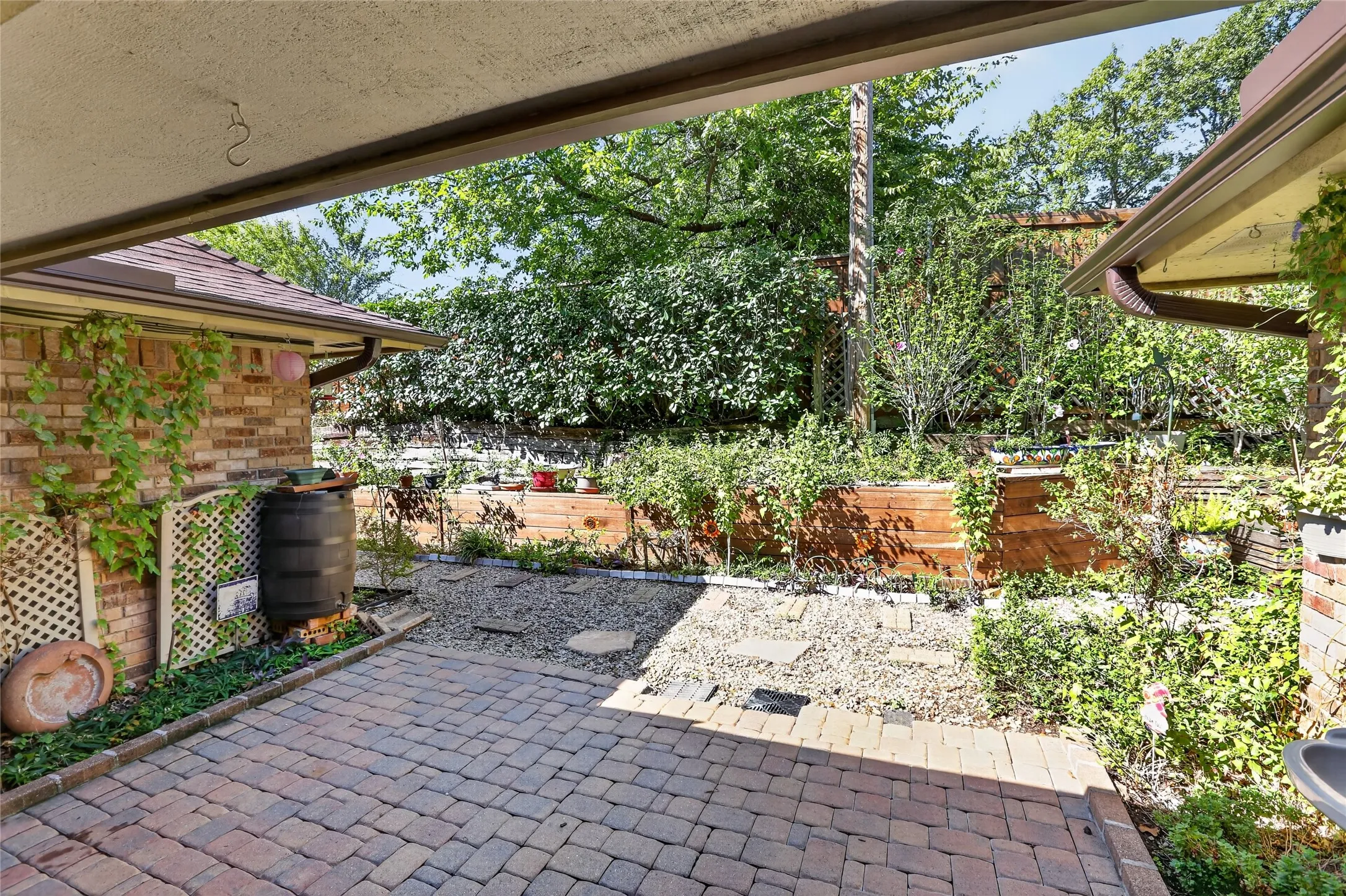 Single Family Residence For Sale in Tarrant County , 3910 Cross Bend Court, Arlington, Texas 76016, 3 Bedroom, 3 Bathroom, 2 Garage spaces, 2,568 Sqft, built in 1985, mls#21404678, Real Estate Agent in Arlington, Homes For Sale in Tarrant county, Homes For Sale in Arlington, Realtor in Arlington Texas, Real Estate Brokerage Independent Realty Texas, Luminita Cordes Realtor