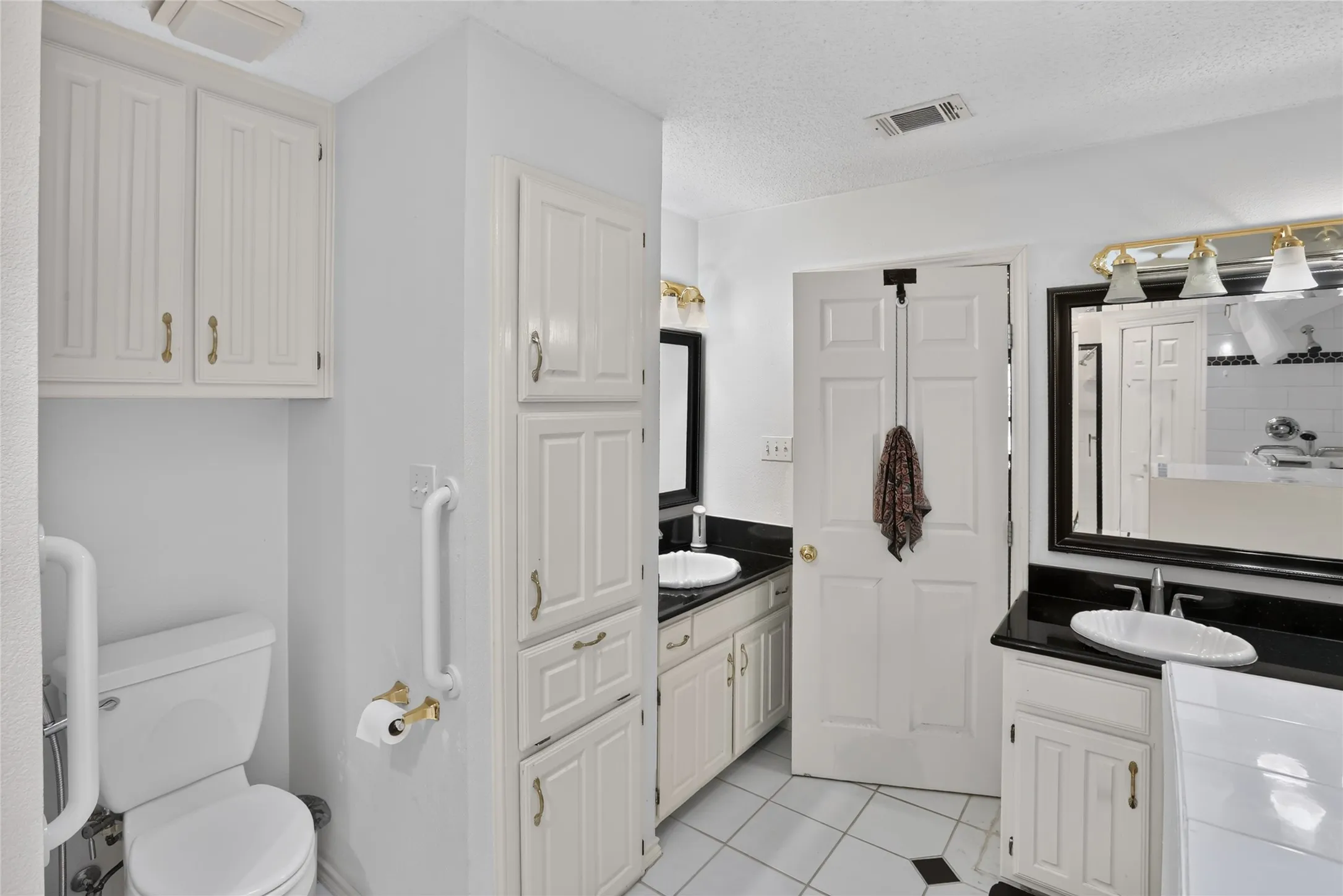 Single Family Residence For Sale in Tarrant County , 3910 Cross Bend Court, Arlington, Texas 76016, 3 Bedroom, 3 Bathroom, 2 Garage spaces, 2,568 Sqft, built in 1985, mls#21404678, Real Estate Agent in Arlington, Homes For Sale in Tarrant county, Homes For Sale in Arlington, Realtor in Arlington Texas, Real Estate Brokerage Independent Realty Texas, Luminita Cordes Realtor