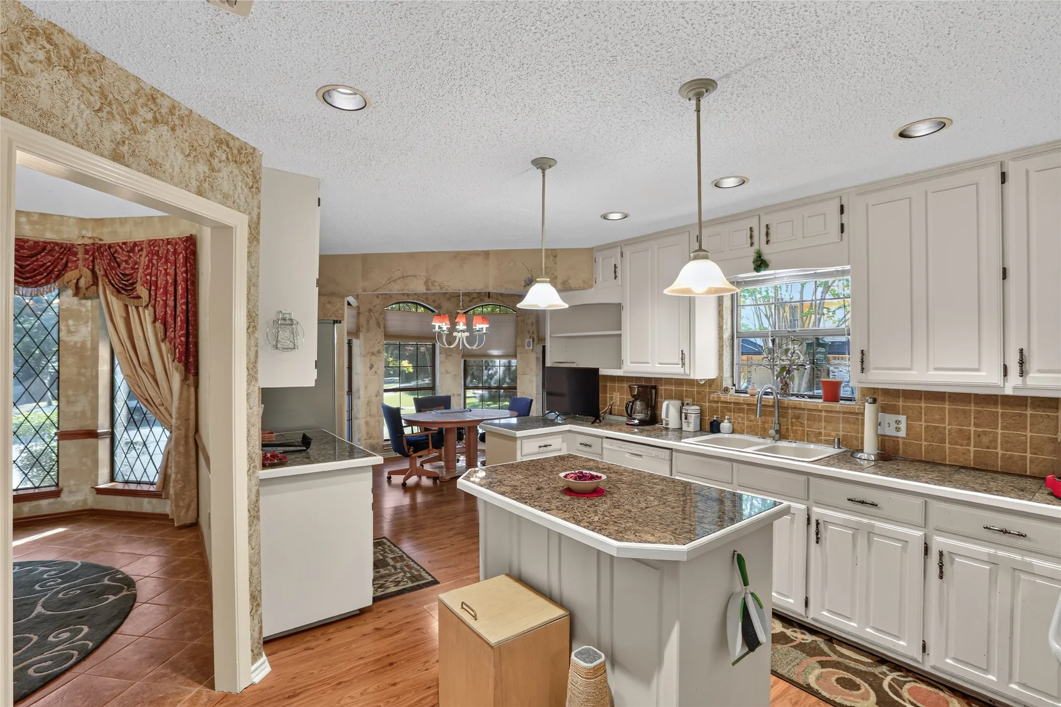 Single Family Residence For Sale in Tarrant County , 3910 Cross Bend Court, Arlington, Texas 76016, 3 Bedroom, 3 Bathroom, 2 Garage spaces, 2,568 Sqft, built in 1985, mls#21404678, Real Estate Agent in Arlington, Homes For Sale in Tarrant county, Homes For Sale in Arlington, Realtor in Arlington Texas, Real Estate Brokerage Independent Realty Texas, Luminita Cordes Realtor