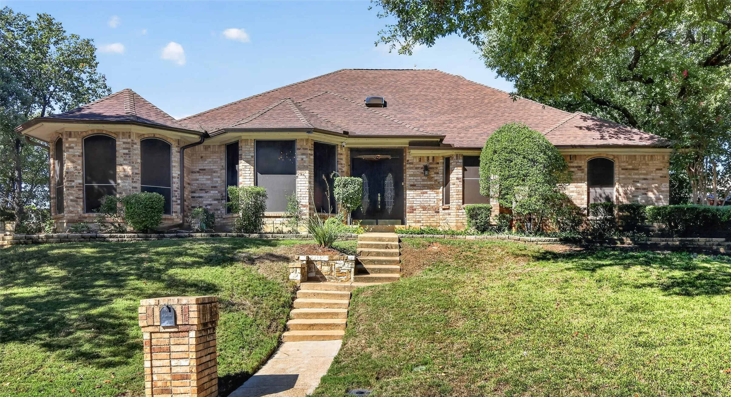 Single Family Residence For Sale in Tarrant County , 3910 Cross Bend Court, Arlington, Texas 76016, 3 Bedroom, 3 Bathroom, 2 Garage spaces, 2,568 Sqft, built in 1985, mls#21404678, Real Estate Agent in Arlington, Homes For Sale in Tarrant county, Homes For Sale in Arlington, Realtor in Arlington Texas, Real Estate Brokerage Independent Realty Texas, Luminita Cordes Realtor