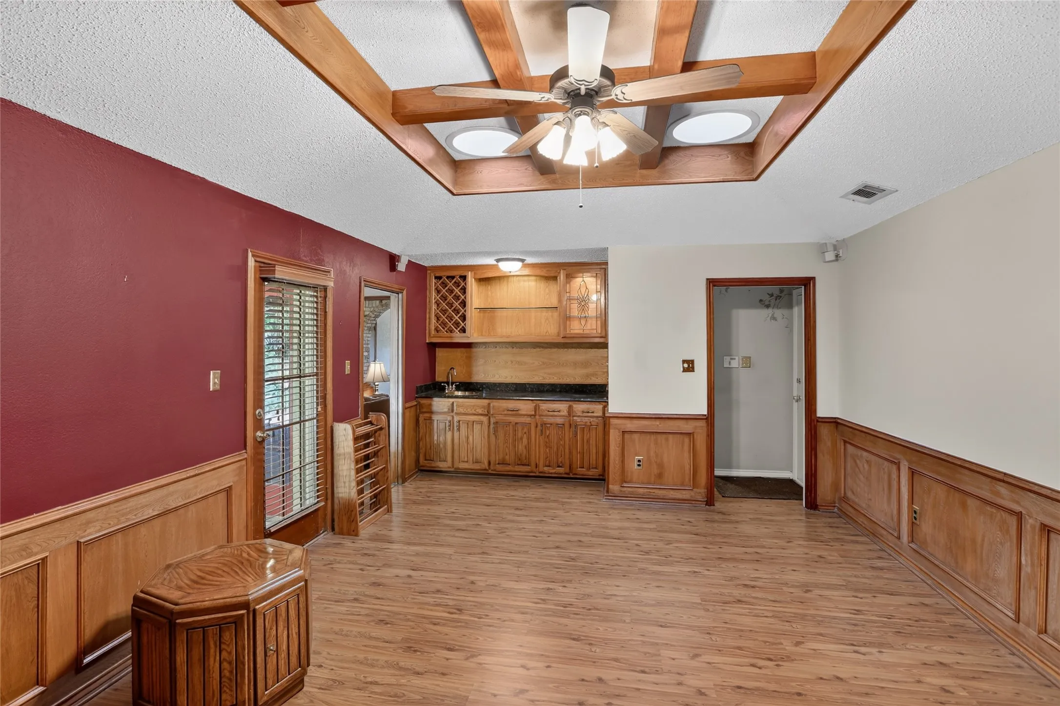 Single Family Residence For Sale in Tarrant County , 3910 Cross Bend Court, Arlington, Texas 76016, 3 Bedroom, 3 Bathroom, 2 Garage spaces, 2,568 Sqft, built in 1985, mls#21404678, Real Estate Agent in Arlington, Homes For Sale in Tarrant county, Homes For Sale in Arlington, Realtor in Arlington Texas, Real Estate Brokerage Independent Realty Texas, Luminita Cordes Realtor
