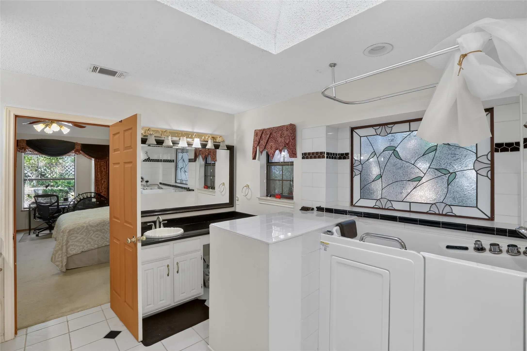 Single Family Residence For Sale in Tarrant County , 3910 Cross Bend Court, Arlington, Texas 76016, 3 Bedroom, 3 Bathroom, 2 Garage spaces, 2,568 Sqft, built in 1985, mls#21404678, Real Estate Agent in Arlington, Homes For Sale in Tarrant county, Homes For Sale in Arlington, Realtor in Arlington Texas, Real Estate Brokerage Independent Realty Texas, Luminita Cordes Realtor