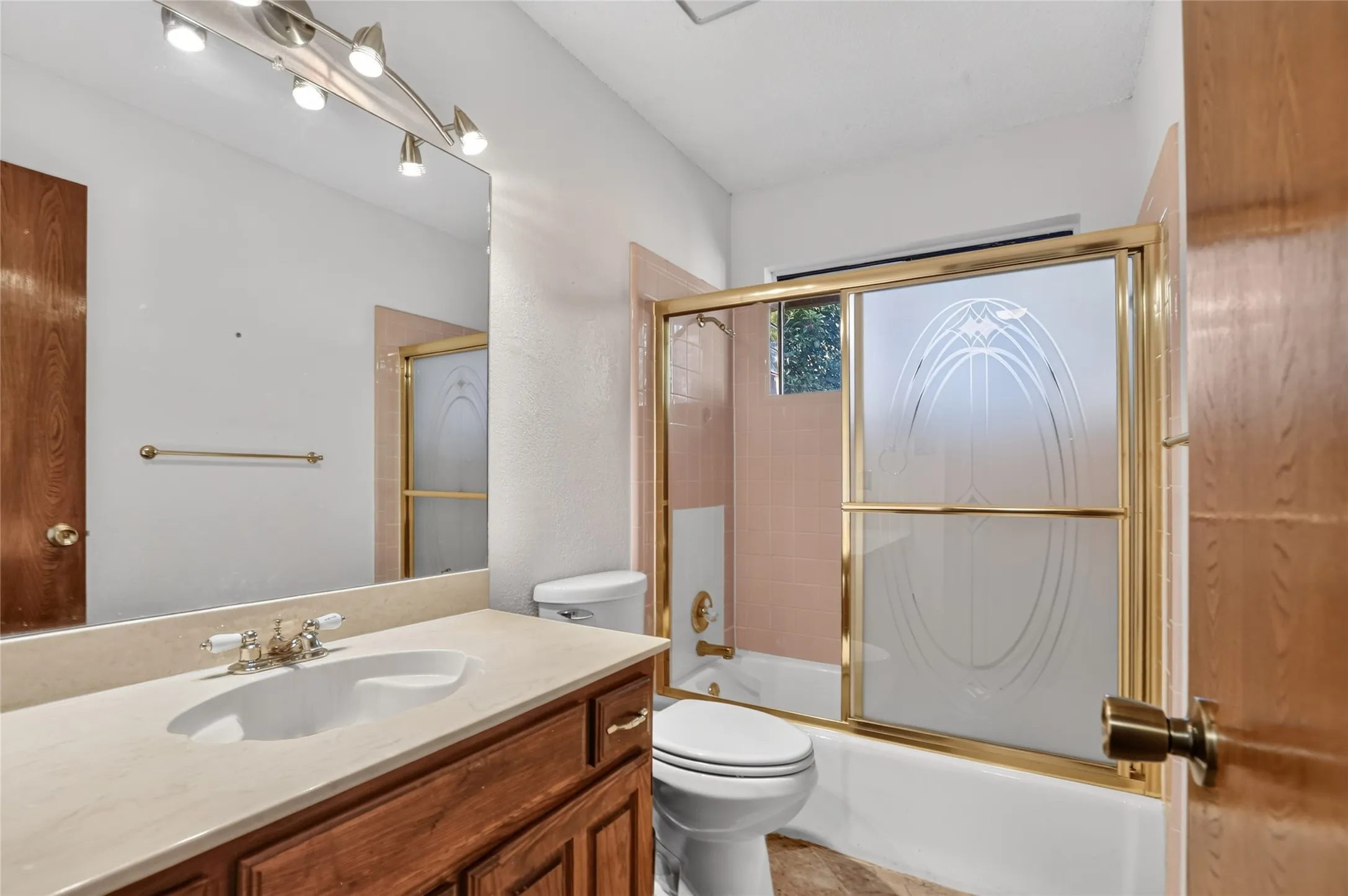 Single Family Residence For Sale in Tarrant County , 3910 Cross Bend Court, Arlington, Texas 76016, 3 Bedroom, 3 Bathroom, 2 Garage spaces, 2,568 Sqft, built in 1985, mls#21404678, Real Estate Agent in Arlington, Homes For Sale in Tarrant county, Homes For Sale in Arlington, Realtor in Arlington Texas, Real Estate Brokerage Independent Realty Texas, Luminita Cordes Realtor
