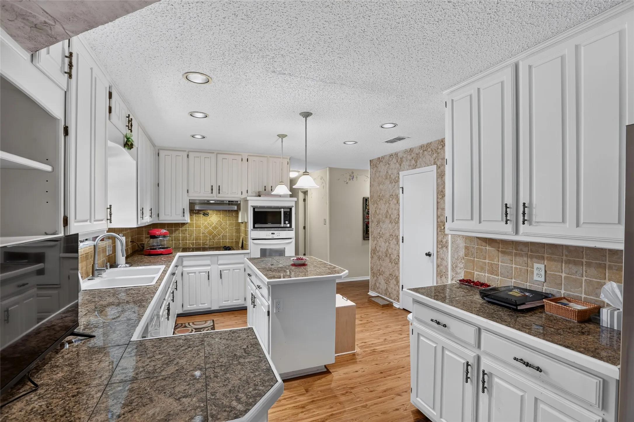 Single Family Residence For Sale in Tarrant County , 3910 Cross Bend Court, Arlington, Texas 76016, 3 Bedroom, 3 Bathroom, 2 Garage spaces, 2,568 Sqft, built in 1985, mls#21404678, Real Estate Agent in Arlington, Homes For Sale in Tarrant county, Homes For Sale in Arlington, Realtor in Arlington Texas, Real Estate Brokerage Independent Realty Texas, Luminita Cordes Realtor