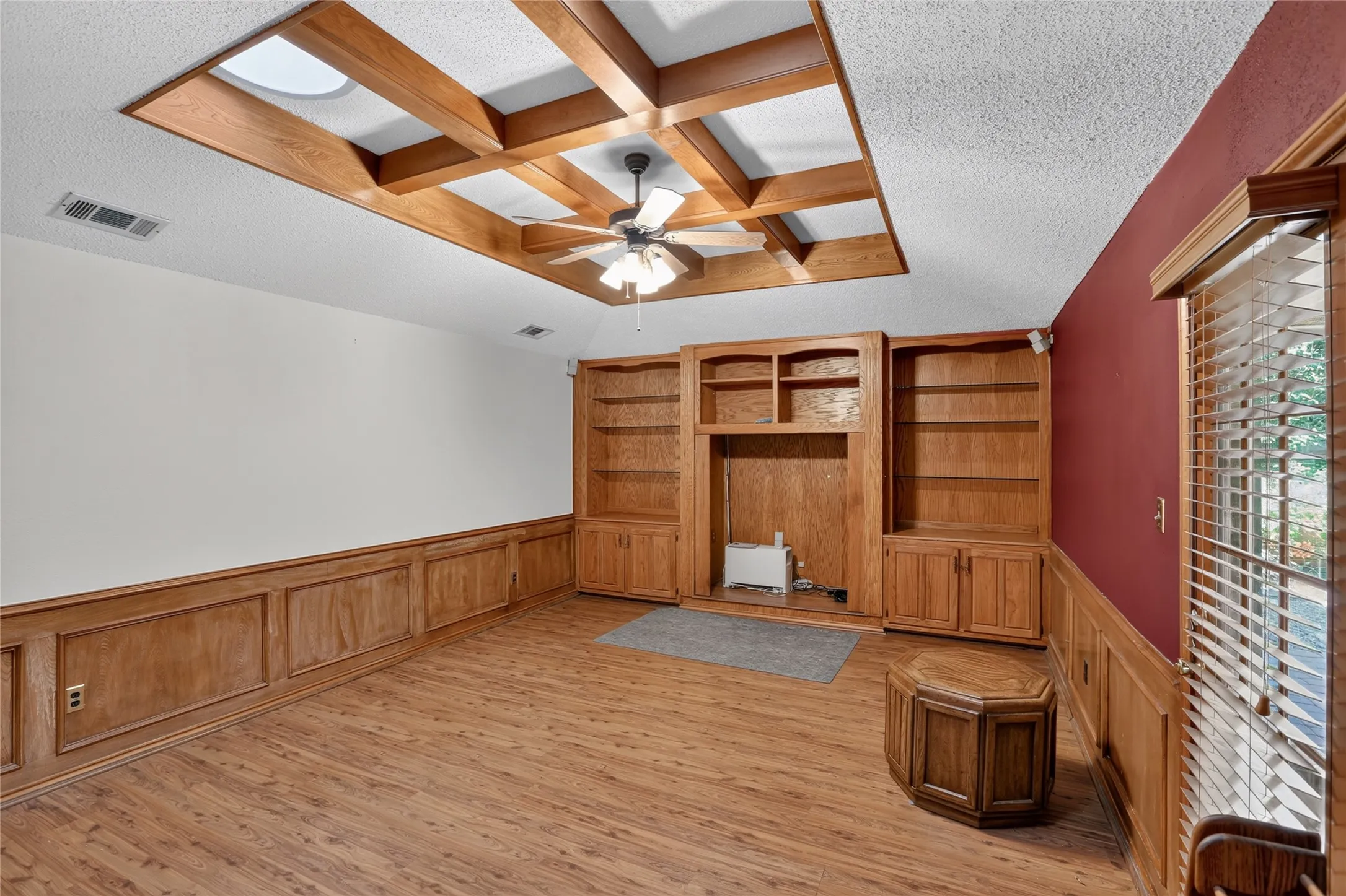 Single Family Residence For Sale in Tarrant County , 3910 Cross Bend Court, Arlington, Texas 76016, 3 Bedroom, 3 Bathroom, 2 Garage spaces, 2,568 Sqft, built in 1985, mls#21404678, Real Estate Agent in Arlington, Homes For Sale in Tarrant county, Homes For Sale in Arlington, Realtor in Arlington Texas, Real Estate Brokerage Independent Realty Texas, Luminita Cordes Realtor