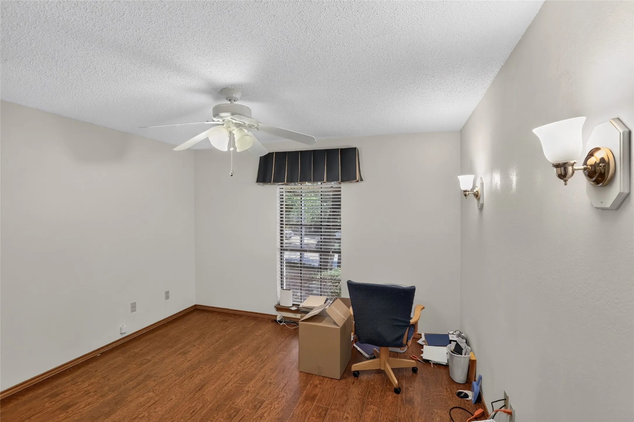 Single Family Residence For Sale in Tarrant County , 3910 Cross Bend Court, Arlington, Texas 76016, 3 Bedroom, 3 Bathroom, 2 Garage spaces, 2,568 Sqft, built in 1985, mls#21404678, Real Estate Agent in Arlington, Homes For Sale in Tarrant county, Homes For Sale in Arlington, Realtor in Arlington Texas, Real Estate Brokerage Independent Realty Texas, Luminita Cordes Realtor