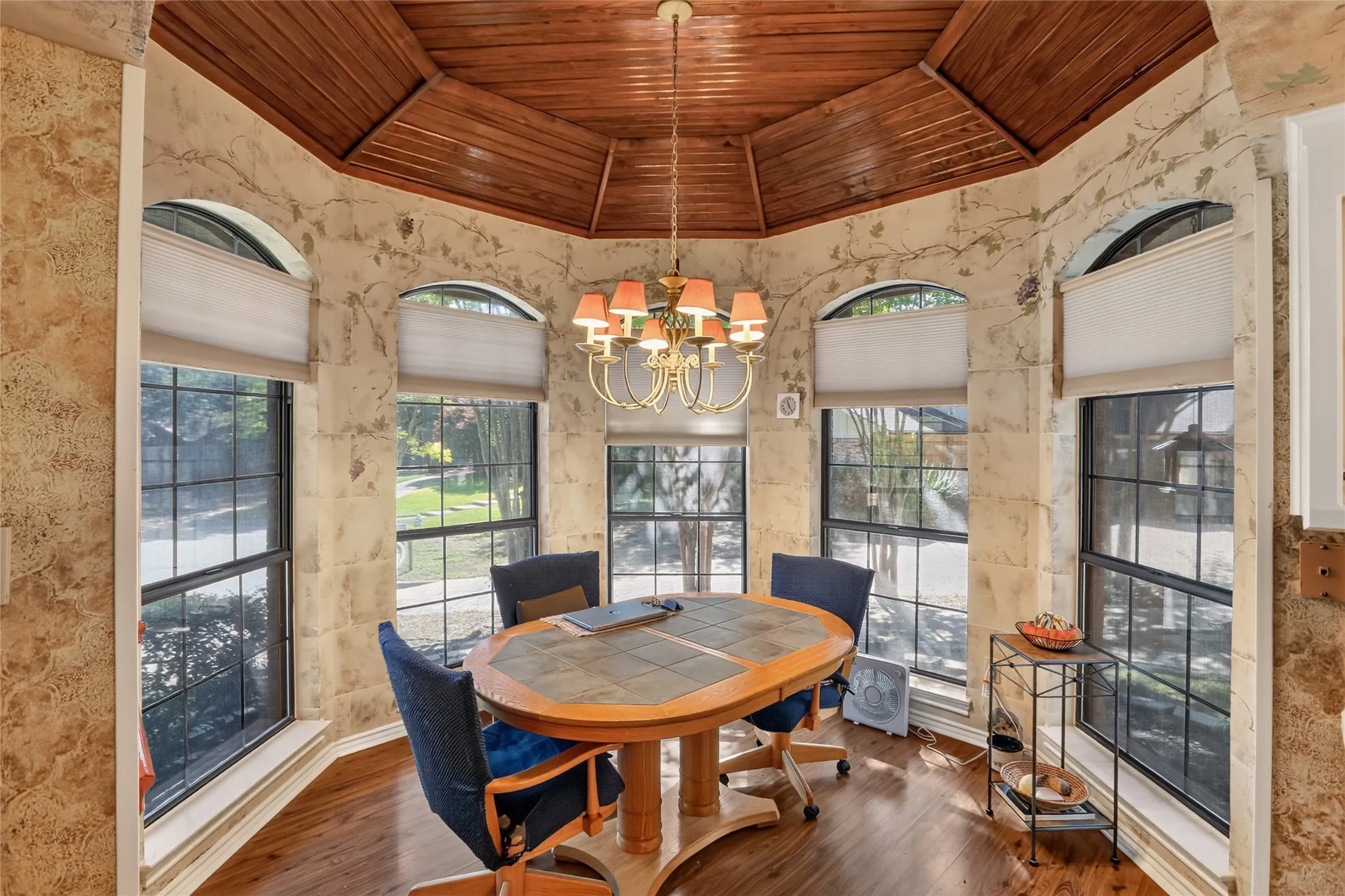 Single Family Residence For Sale in Tarrant County , 3910 Cross Bend Court, Arlington, Texas 76016, 3 Bedroom, 3 Bathroom, 2 Garage spaces, 2,568 Sqft, built in 1985, mls#21404678, Real Estate Agent in Arlington, Homes For Sale in Tarrant county, Homes For Sale in Arlington, Realtor in Arlington Texas, Real Estate Brokerage Independent Realty Texas, Luminita Cordes Realtor