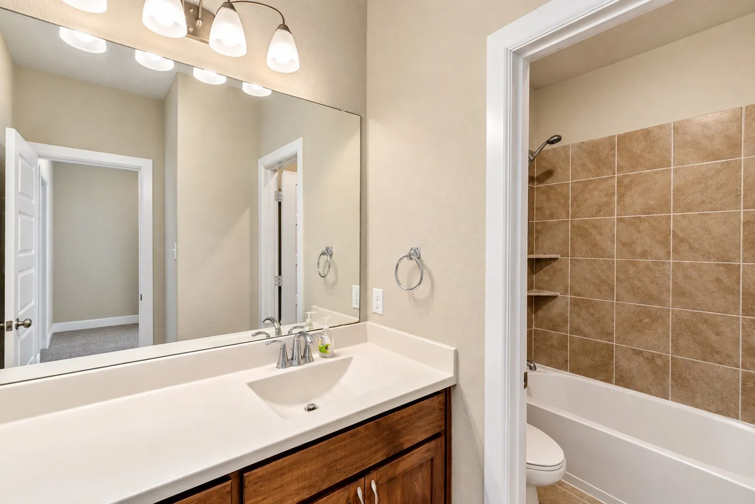 Single Family Residence For Rent in Tarrant County , 1621 Rose Willow Way, Arlington, Texas 76005, 3 Bedroom, 3 Bathroom, 2 Garage spaces, 2,587 Sqft, built in 2020, mls#21404952, Real Estate Agent in Arlington, Homes For Rent in Tarrant county, Homes For Rent in Arlington, Realtor in Arlington Texas, Real Estate Brokerage Independent Realty Texas, Luminita Cordes Realtor