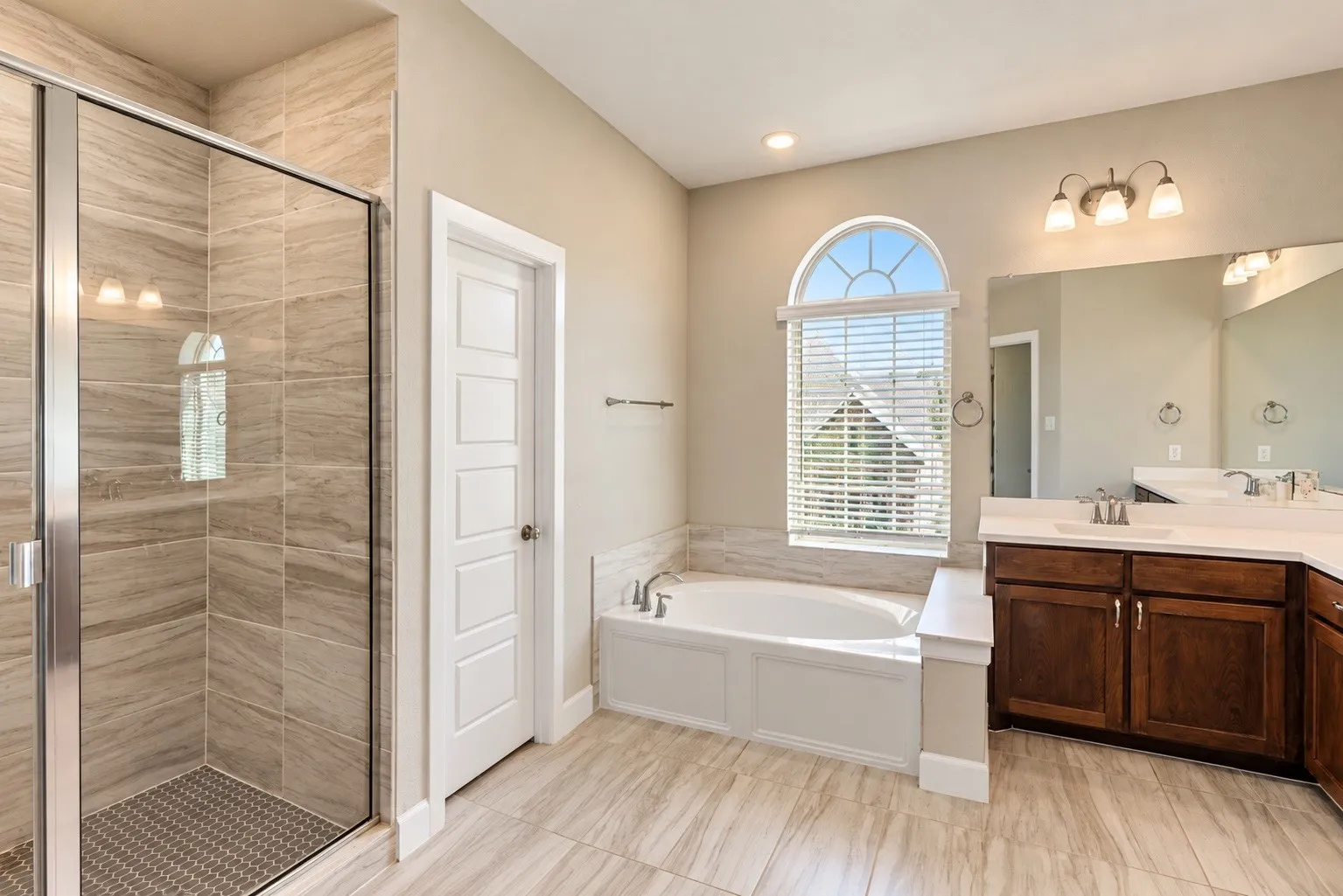 Single Family Residence For Rent in Tarrant County , 1621 Rose Willow Way, Arlington, Texas 76005, 3 Bedroom, 3 Bathroom, 2 Garage spaces, 2,587 Sqft, built in 2020, mls#21404952, Real Estate Agent in Arlington, Homes For Rent in Tarrant county, Homes For Rent in Arlington, Realtor in Arlington Texas, Real Estate Brokerage Independent Realty Texas, Luminita Cordes Realtor