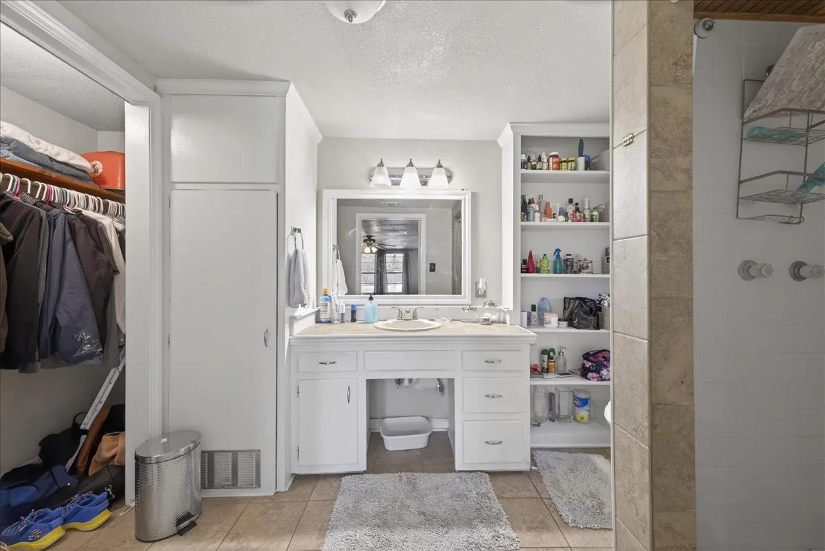 Single Family Residence For Sale in Erath County , 1310 N Estes Street, Stephenville, Texas 76401, 3 Bedroom, 3 Bathroom, Garage spaces, 1,906 Sqft, built in 1950, mls#21404955, Real Estate Agent in Stephenville, Homes For Sale in Erath county, Homes For Sale in Stephenville, Realtor in Stephenville Texas, Real Estate Brokerage Independent Realty Texas, Luminita Cordes Realtor