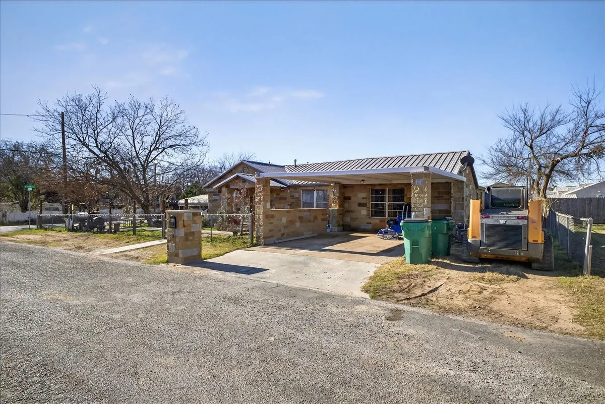 Single Family Residence For Sale in Erath County , 1310 N Estes Street, Stephenville, Texas 76401, 3 Bedroom, 3 Bathroom, Garage spaces, 1,906 Sqft, built in 1950, mls#21404955, Real Estate Agent in Stephenville, Homes For Sale in Erath county, Homes For Sale in Stephenville, Realtor in Stephenville Texas, Real Estate Brokerage Independent Realty Texas, Luminita Cordes Realtor