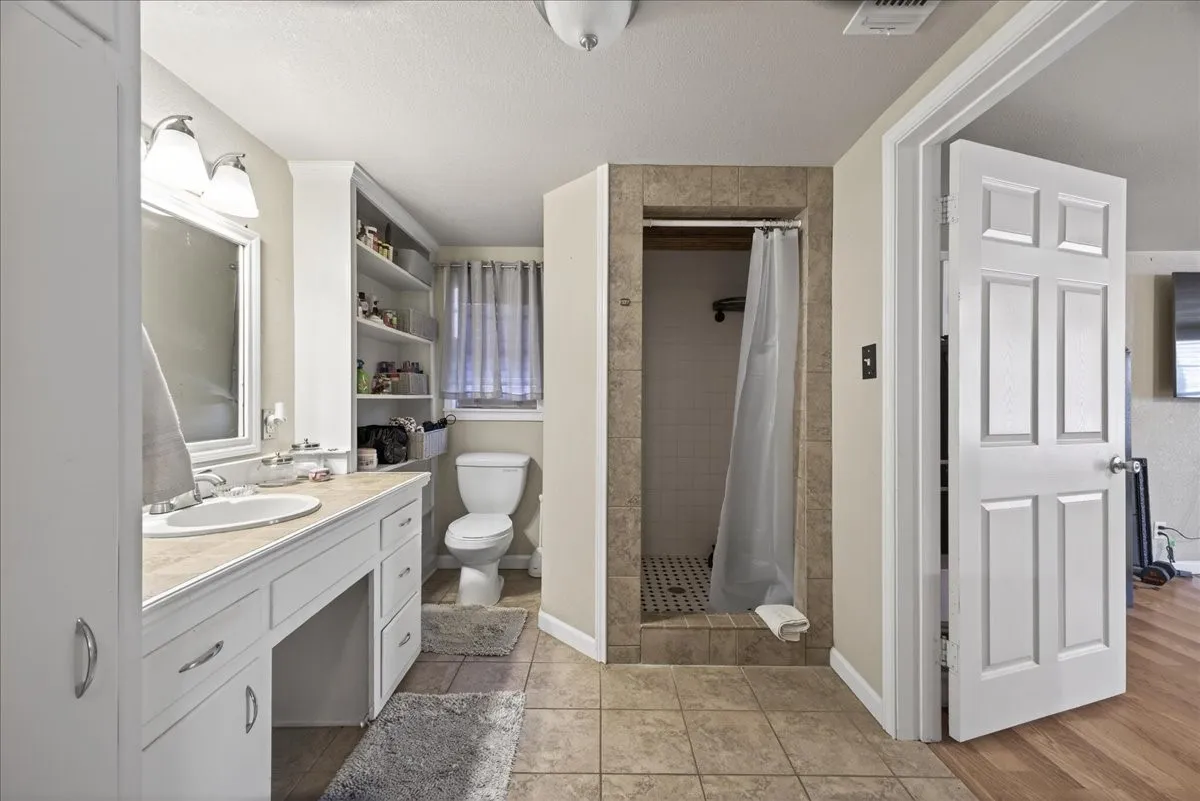 Single Family Residence For Sale in Erath County , 1310 N Estes Street, Stephenville, Texas 76401, 3 Bedroom, 3 Bathroom, Garage spaces, 1,906 Sqft, built in 1950, mls#21404955, Real Estate Agent in Stephenville, Homes For Sale in Erath county, Homes For Sale in Stephenville, Realtor in Stephenville Texas, Real Estate Brokerage Independent Realty Texas, Luminita Cordes Realtor