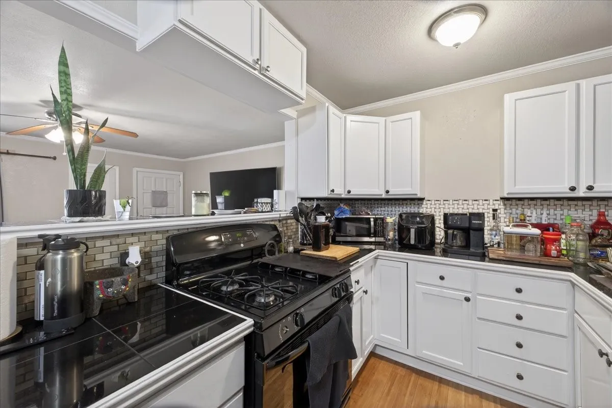 Single Family Residence For Sale in Erath County , 1310 N Estes Street, Stephenville, Texas 76401, 3 Bedroom, 3 Bathroom, Garage spaces, 1,906 Sqft, built in 1950, mls#21404955, Real Estate Agent in Stephenville, Homes For Sale in Erath county, Homes For Sale in Stephenville, Realtor in Stephenville Texas, Real Estate Brokerage Independent Realty Texas, Luminita Cordes Realtor