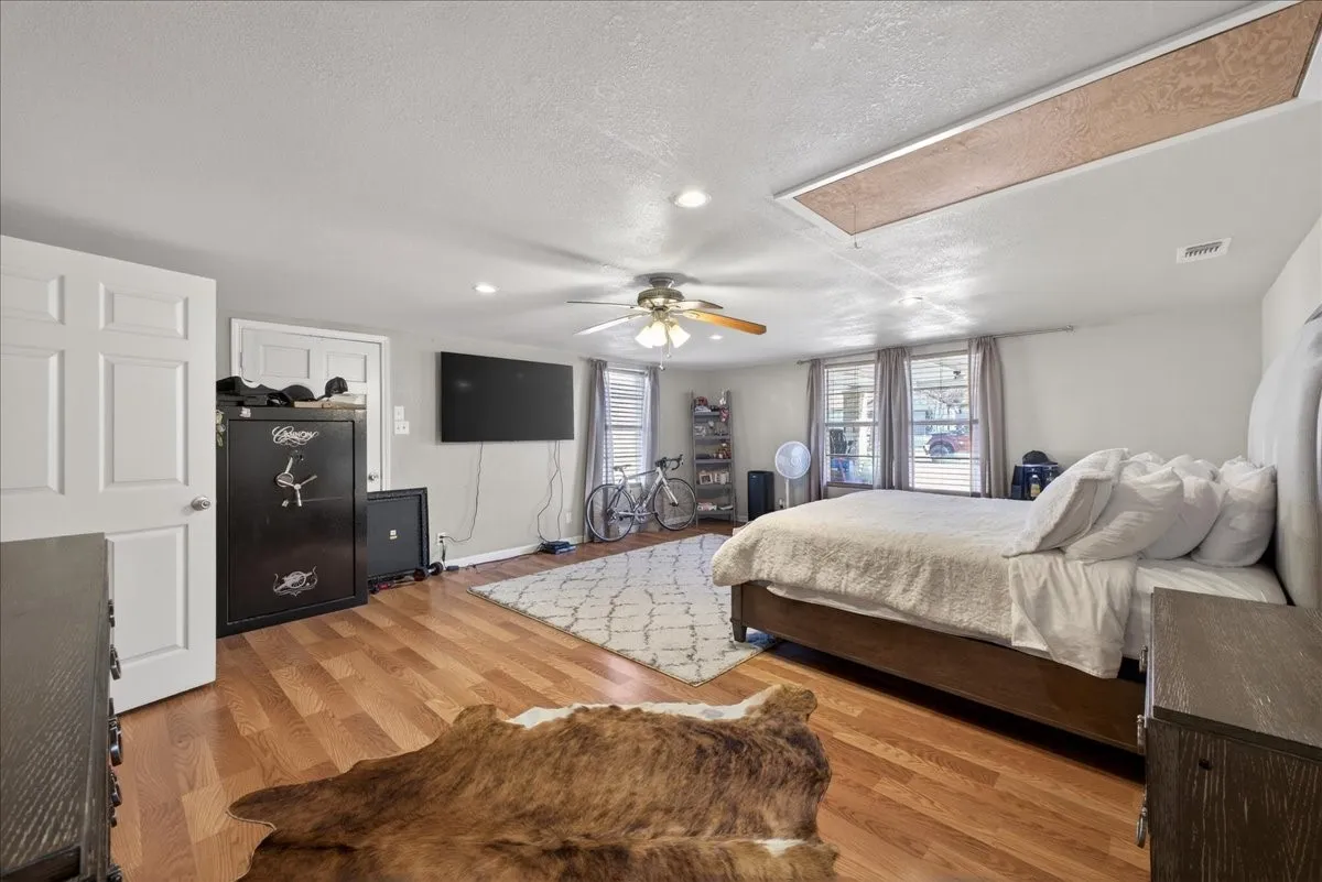 Single Family Residence For Sale in Erath County , 1310 N Estes Street, Stephenville, Texas 76401, 3 Bedroom, 3 Bathroom, Garage spaces, 1,906 Sqft, built in 1950, mls#21404955, Real Estate Agent in Stephenville, Homes For Sale in Erath county, Homes For Sale in Stephenville, Realtor in Stephenville Texas, Real Estate Brokerage Independent Realty Texas, Luminita Cordes Realtor