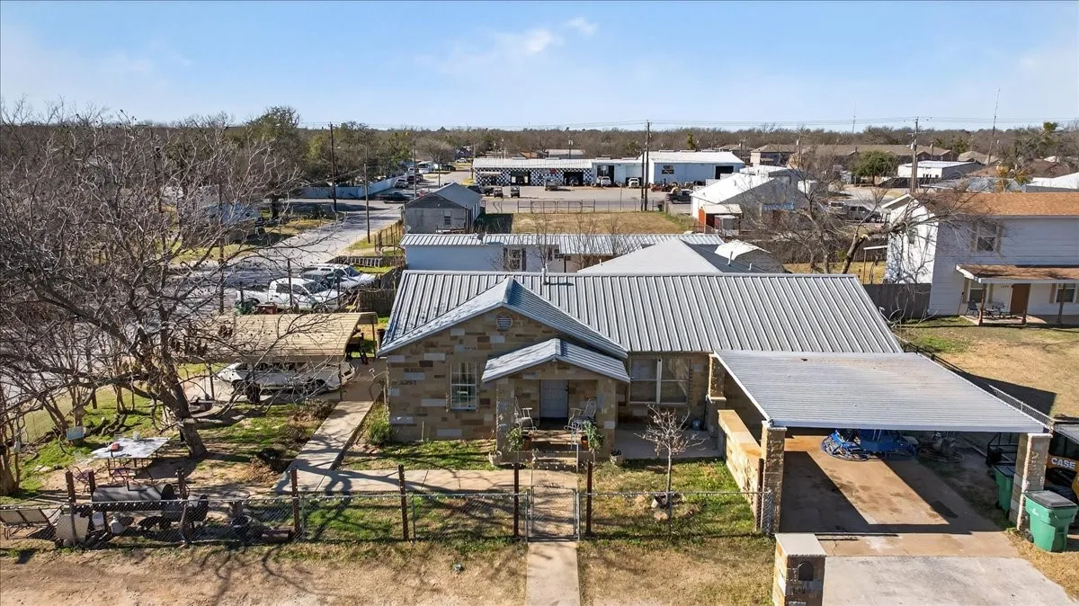 Single Family Residence For Sale in Erath County , 1310 N Estes Street, Stephenville, Texas 76401, 3 Bedroom, 3 Bathroom, Garage spaces, 1,906 Sqft, built in 1950, mls#21404955, Real Estate Agent in Stephenville, Homes For Sale in Erath county, Homes For Sale in Stephenville, Realtor in Stephenville Texas, Real Estate Brokerage Independent Realty Texas, Luminita Cordes Realtor