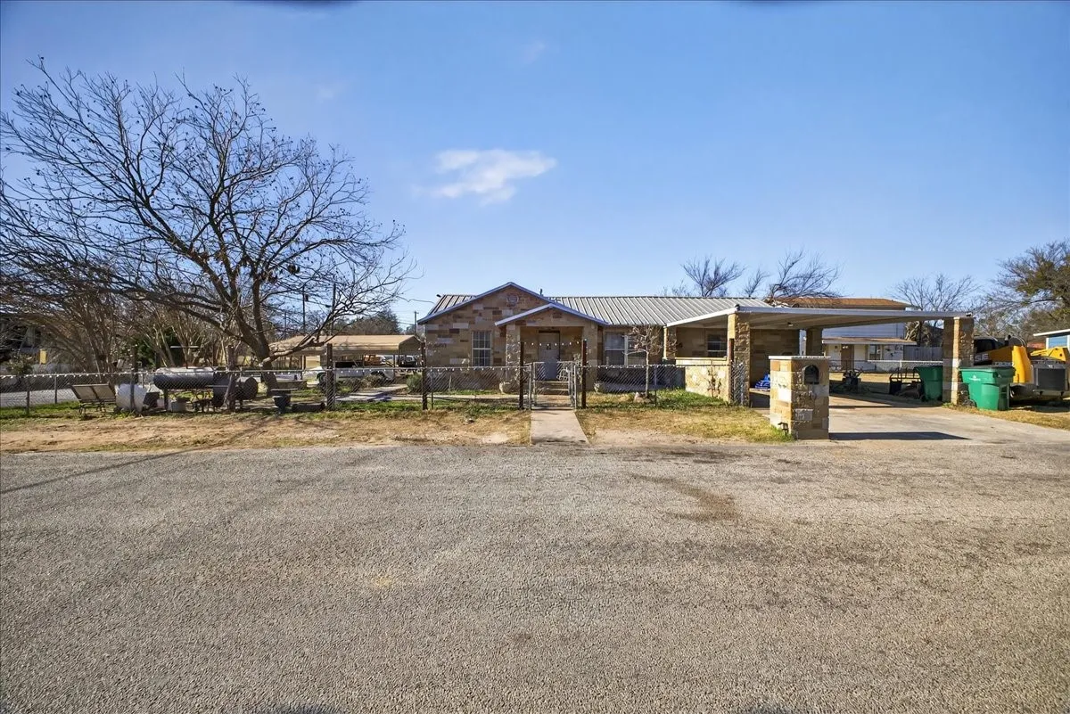 Single Family Residence For Sale in Erath County , 1310 N Estes Street, Stephenville, Texas 76401, 3 Bedroom, 3 Bathroom, Garage spaces, 1,906 Sqft, built in 1950, mls#21404955, Real Estate Agent in Stephenville, Homes For Sale in Erath county, Homes For Sale in Stephenville, Realtor in Stephenville Texas, Real Estate Brokerage Independent Realty Texas, Luminita Cordes Realtor
