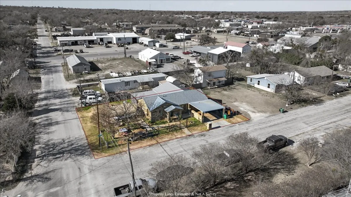 Single Family Residence For Sale in Erath County , 1310 N Estes Street, Stephenville, Texas 76401, 3 Bedroom, 3 Bathroom, Garage spaces, 1,906 Sqft, built in 1950, mls#21404955, Real Estate Agent in Stephenville, Homes For Sale in Erath county, Homes For Sale in Stephenville, Realtor in Stephenville Texas, Real Estate Brokerage Independent Realty Texas, Luminita Cordes Realtor