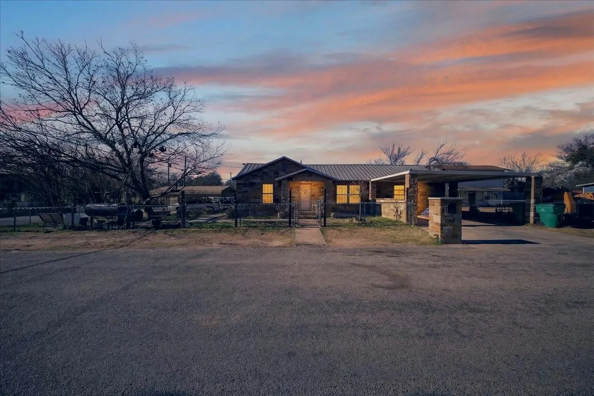 Single Family Residence For Sale in Erath County , 1310 N Estes Street, Stephenville, Texas 76401, 3 Bedroom, 3 Bathroom, Garage spaces, 1,906 Sqft, built in 1950, mls#21404955, Real Estate Agent in Stephenville, Homes For Sale in Erath county, Homes For Sale in Stephenville, Realtor in Stephenville Texas, Real Estate Brokerage Independent Realty Texas, Luminita Cordes Realtor