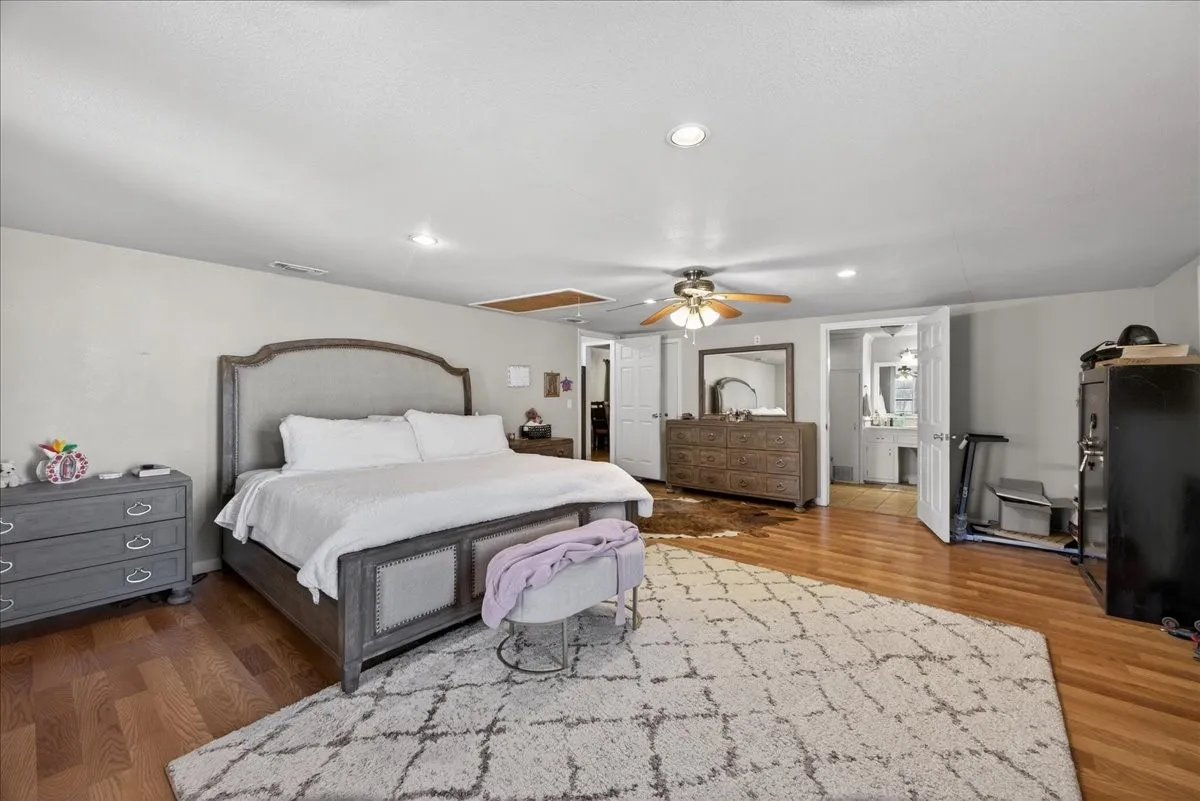 Single Family Residence For Sale in Erath County , 1310 N Estes Street, Stephenville, Texas 76401, 3 Bedroom, 3 Bathroom, Garage spaces, 1,906 Sqft, built in 1950, mls#21404955, Real Estate Agent in Stephenville, Homes For Sale in Erath county, Homes For Sale in Stephenville, Realtor in Stephenville Texas, Real Estate Brokerage Independent Realty Texas, Luminita Cordes Realtor