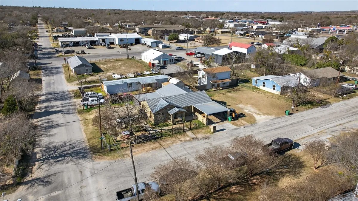 Single Family Residence For Sale in Erath County , 1310 N Estes Street, Stephenville, Texas 76401, 3 Bedroom, 3 Bathroom, Garage spaces, 1,906 Sqft, built in 1950, mls#21404955, Real Estate Agent in Stephenville, Homes For Sale in Erath county, Homes For Sale in Stephenville, Realtor in Stephenville Texas, Real Estate Brokerage Independent Realty Texas, Luminita Cordes Realtor
