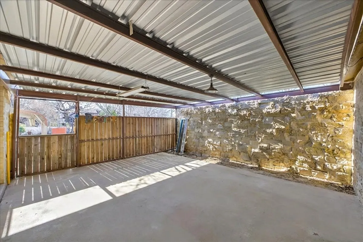 Single Family Residence For Sale in Erath County , 1310 N Estes Street, Stephenville, Texas 76401, 3 Bedroom, 3 Bathroom, Garage spaces, 1,906 Sqft, built in 1950, mls#21404955, Real Estate Agent in Stephenville, Homes For Sale in Erath county, Homes For Sale in Stephenville, Realtor in Stephenville Texas, Real Estate Brokerage Independent Realty Texas, Luminita Cordes Realtor