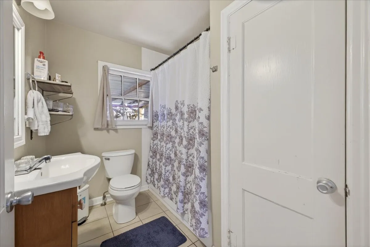 Single Family Residence For Sale in Erath County , 1310 N Estes Street, Stephenville, Texas 76401, 3 Bedroom, 3 Bathroom, Garage spaces, 1,906 Sqft, built in 1950, mls#21404955, Real Estate Agent in Stephenville, Homes For Sale in Erath county, Homes For Sale in Stephenville, Realtor in Stephenville Texas, Real Estate Brokerage Independent Realty Texas, Luminita Cordes Realtor