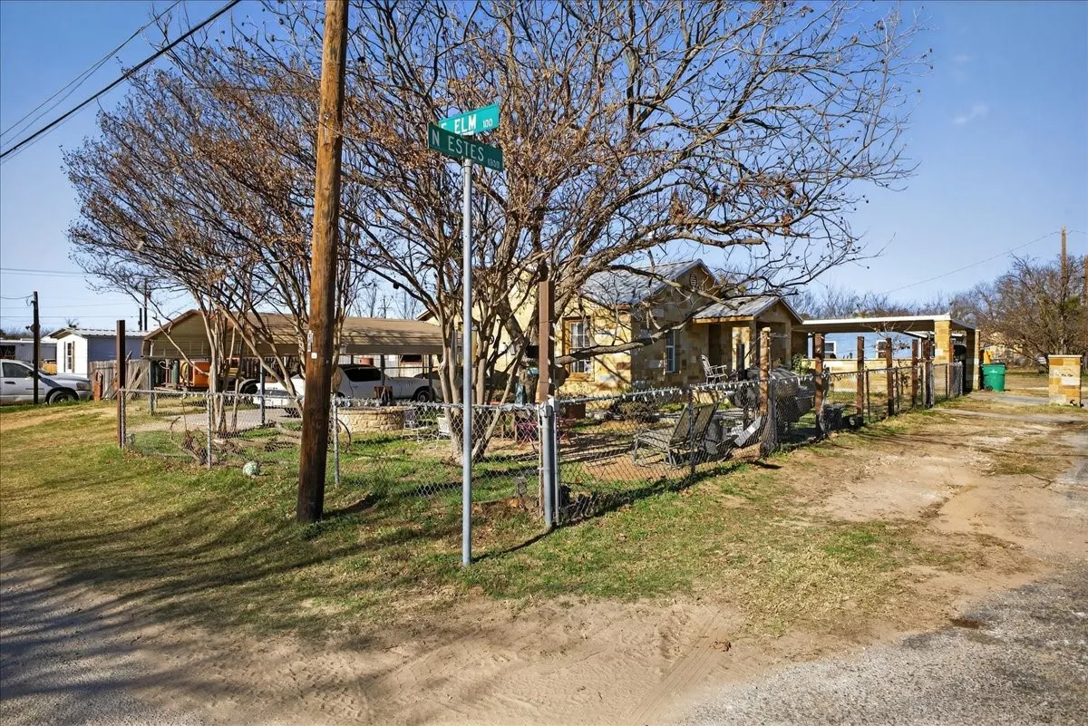 Single Family Residence For Sale in Erath County , 1310 N Estes Street, Stephenville, Texas 76401, 3 Bedroom, 3 Bathroom, Garage spaces, 1,906 Sqft, built in 1950, mls#21404955, Real Estate Agent in Stephenville, Homes For Sale in Erath county, Homes For Sale in Stephenville, Realtor in Stephenville Texas, Real Estate Brokerage Independent Realty Texas, Luminita Cordes Realtor