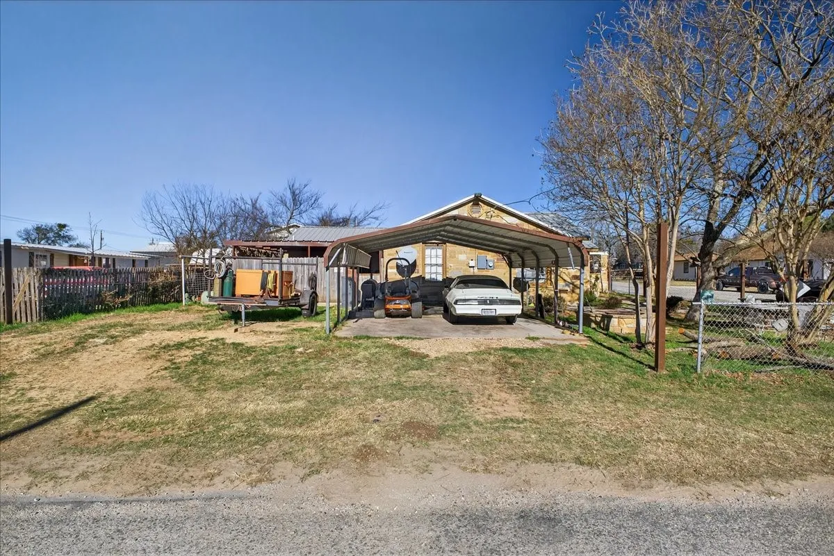 Single Family Residence For Sale in Erath County , 1310 N Estes Street, Stephenville, Texas 76401, 3 Bedroom, 3 Bathroom, Garage spaces, 1,906 Sqft, built in 1950, mls#21404955, Real Estate Agent in Stephenville, Homes For Sale in Erath county, Homes For Sale in Stephenville, Realtor in Stephenville Texas, Real Estate Brokerage Independent Realty Texas, Luminita Cordes Realtor