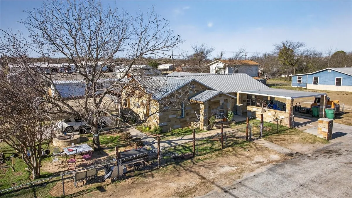 Single Family Residence For Sale in Erath County , 1310 N Estes Street, Stephenville, Texas 76401, 3 Bedroom, 3 Bathroom, Garage spaces, 1,906 Sqft, built in 1950, mls#21404955, Real Estate Agent in Stephenville, Homes For Sale in Erath county, Homes For Sale in Stephenville, Realtor in Stephenville Texas, Real Estate Brokerage Independent Realty Texas, Luminita Cordes Realtor