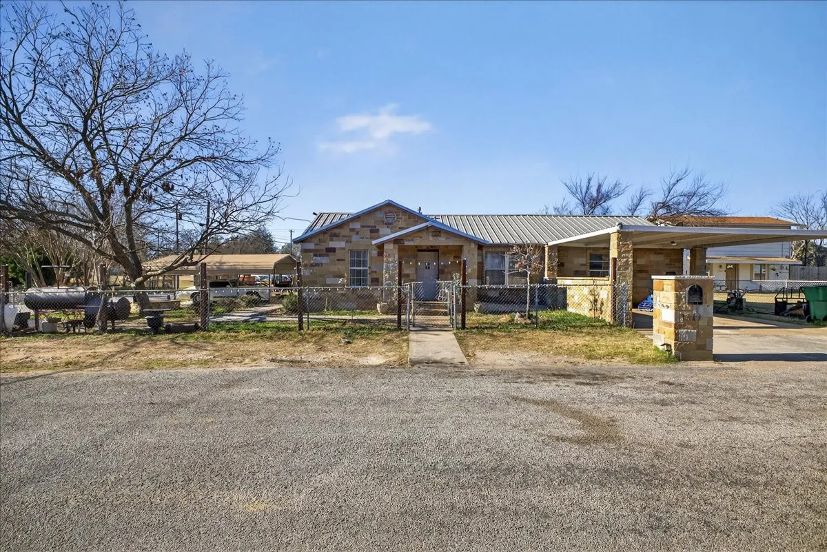 Single Family Residence For Sale in Erath County , 1310 N Estes Street, Stephenville, Texas 76401, 3 Bedroom, 3 Bathroom, Garage spaces, 1,906 Sqft, built in 1950, mls#21404955, Real Estate Agent in Stephenville, Homes For Sale in Erath county, Homes For Sale in Stephenville, Realtor in Stephenville Texas, Real Estate Brokerage Independent Realty Texas, Luminita Cordes Realtor