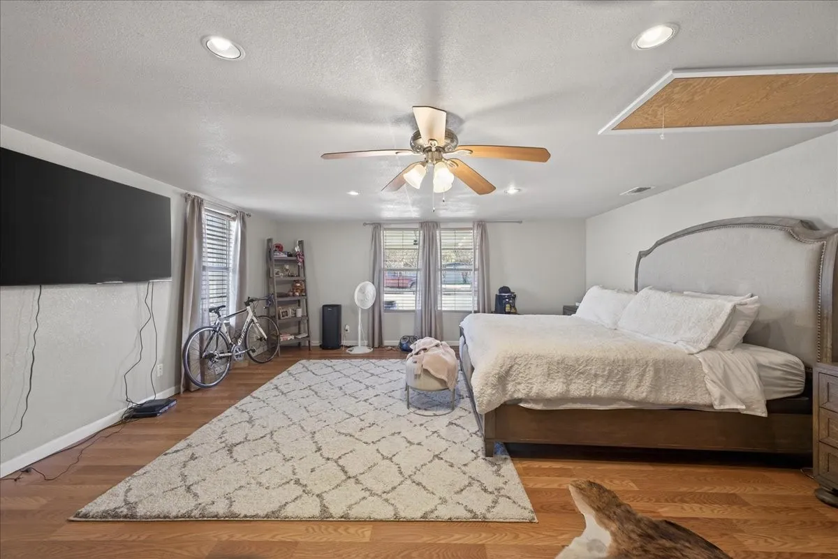 Single Family Residence For Sale in Erath County , 1310 N Estes Street, Stephenville, Texas 76401, 3 Bedroom, 3 Bathroom, Garage spaces, 1,906 Sqft, built in 1950, mls#21404955, Real Estate Agent in Stephenville, Homes For Sale in Erath county, Homes For Sale in Stephenville, Realtor in Stephenville Texas, Real Estate Brokerage Independent Realty Texas, Luminita Cordes Realtor