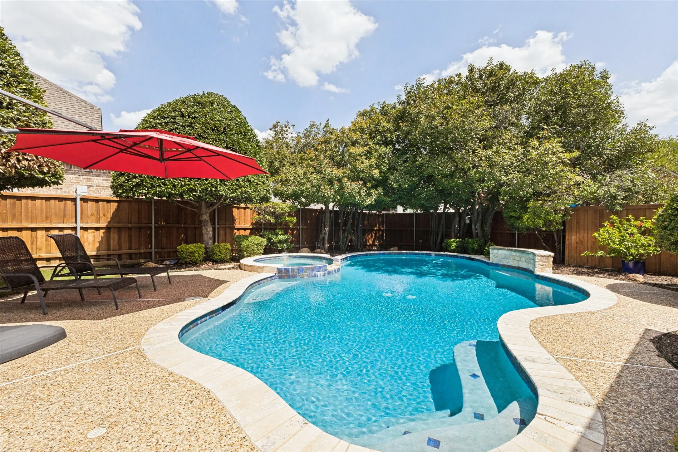 Swimming pool with integrated spa