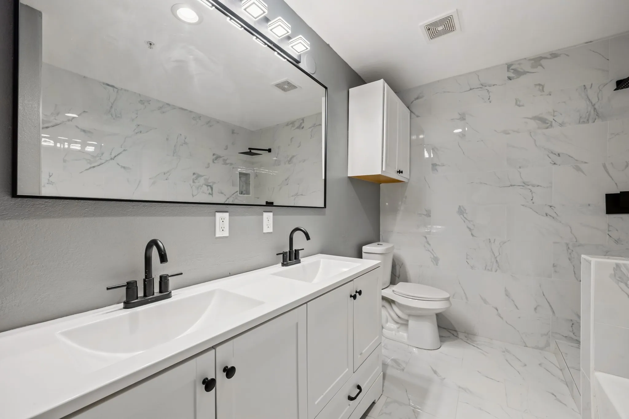 Condominium For Sale in Dallas County , 5905 Lake Hubbard Parkway 152, Garland, Texas 75043, 2 Bedroom, 2 Bathroom, Garage spaces, 916 Sqft, built in 2008, mls#21403958, Real Estate Agent in Garland, Homes For Sale in Dallas county, Homes For Sale in Garland, Realtor in Garland Texas, Real Estate Brokerage Independent Realty Texas, Luminita Cordes Realtor